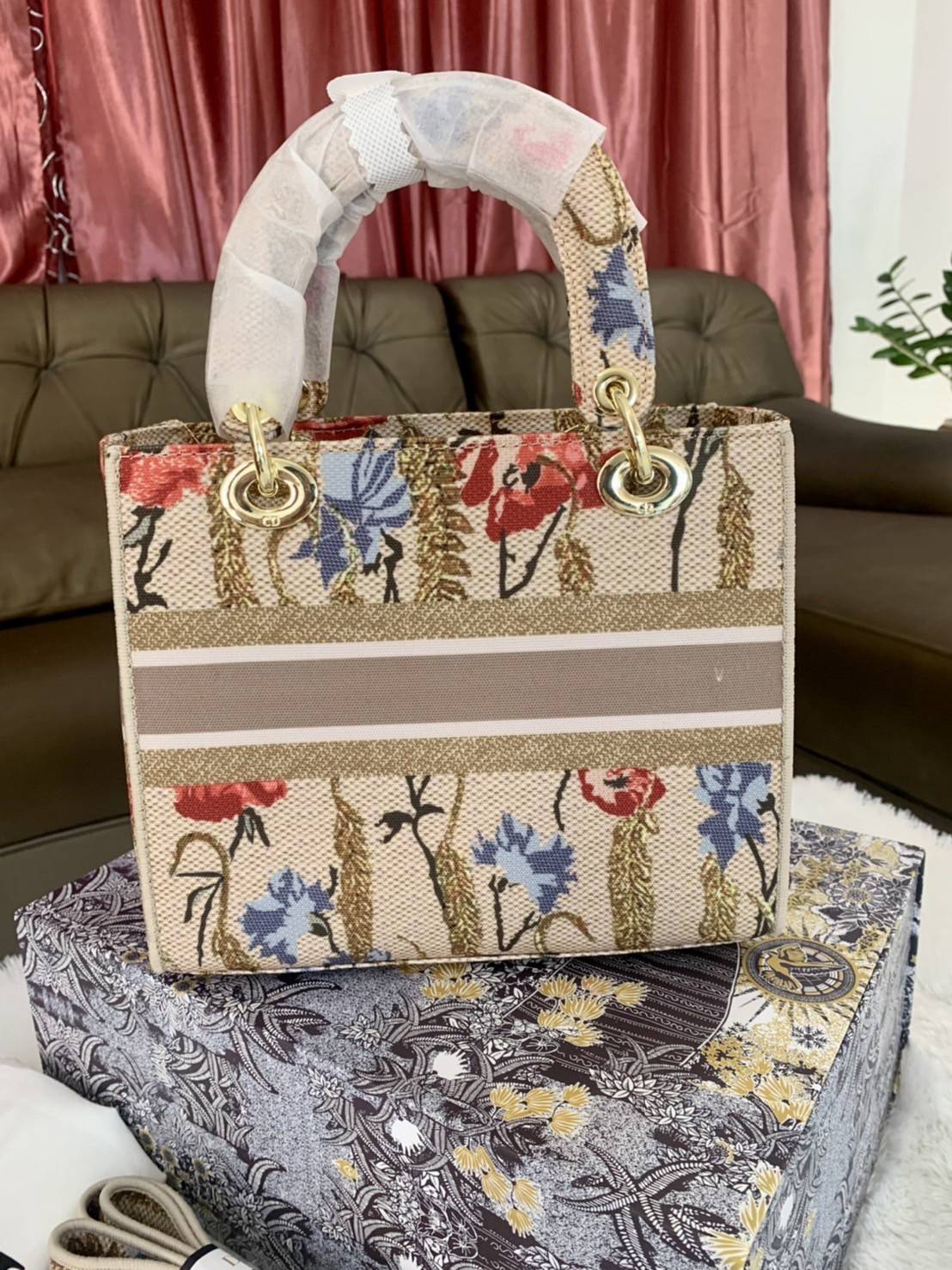 DIOR WOMEN MEDIUM LADY D-LITE BAG VIP GIFT WITH PURCHASE (GWP) พรีเมี่ยมกิ้ฟ Limited Edition จาก DIOR DUTYFREE COUNTER วัสดุหนังแท้ Calfskin หุ้มด้วยผ้า Cannage อีกชั้นและปักลวดลาย 'Dior Palm' กระเป๋า Lady D-Lite ผสมผสานความสง่างามและคลาสสิกที่เ