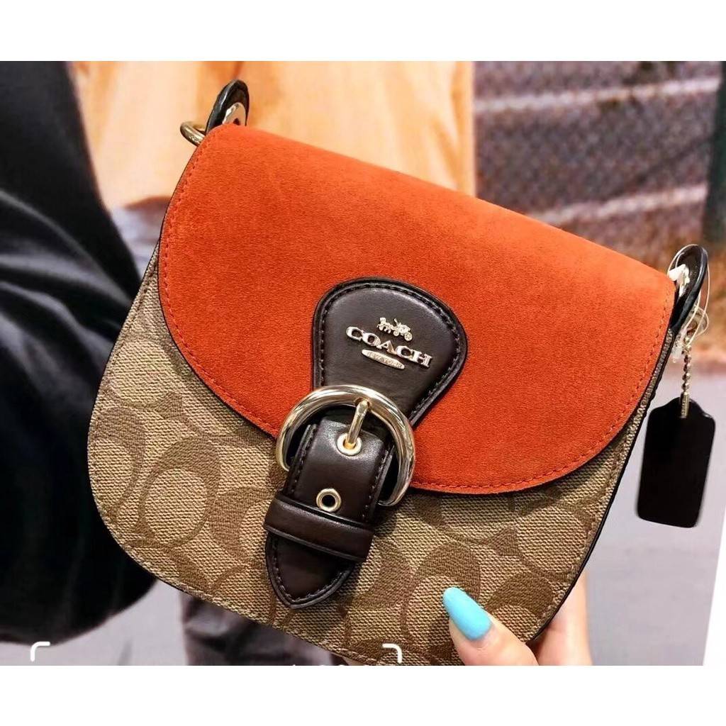 COACH C5691 KLEO SHOULDER BAG 17 IN SIGNATURE CANVAS ใหม่สุด!! สวยหรูไม่มีใครเกิน!! กระเป๋าสะพายสวยครบสูตร แค่เห็นก็ปิ๊ง!!วัสดุหนังแคนวาสสลับหนังแท้ ลงตัวที่หนึ่ง เปิด-ปิดด้วยสายคาดแม่เหล็กในตัว โดดเด่นมากๆ ภายในเป็นช่องโล่ง มีสายสะพายมาให้ถึง 2 แบบ สายคล