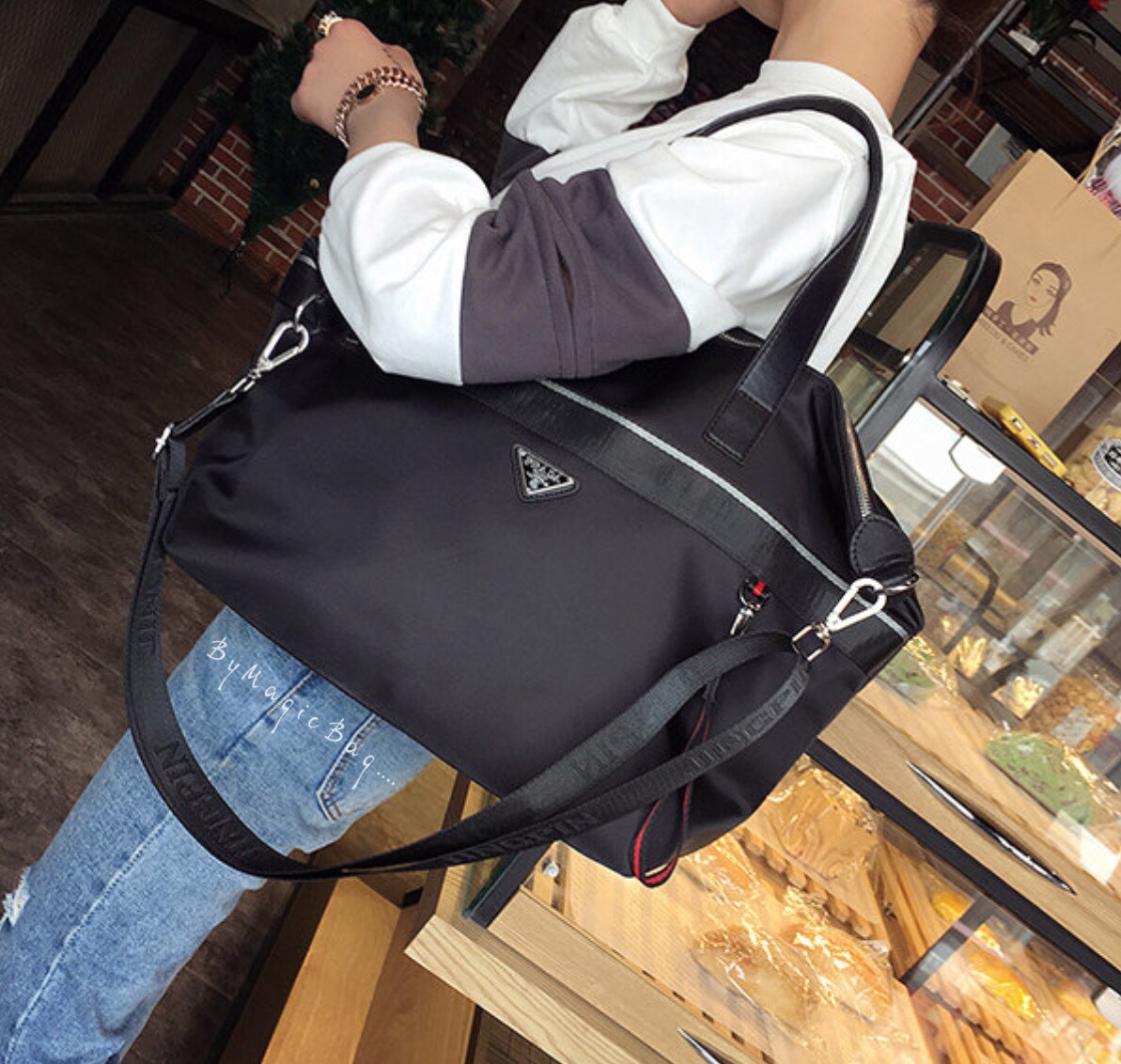 💕Prada💕 ใครกำลังมองหากระเป๋าใบใหญ่ ใส่ของเดินทางไปต่างจังหวัดได้ ขอแนะนำใบนี้เลยค่า เข้ากระแสมาก จุของได้เยอะสุดๆ งานติดโลโก้ ดูแพงมากๆ งานสวยผ้าไนล่อนอย่างหนา ดูมีราคาไม่ไก่กานะคะ สกรีนด้านหน้า อย่างดี สีไม่หลุดลอกง่าย น้ำหนักกระเป๋าเบา ใ