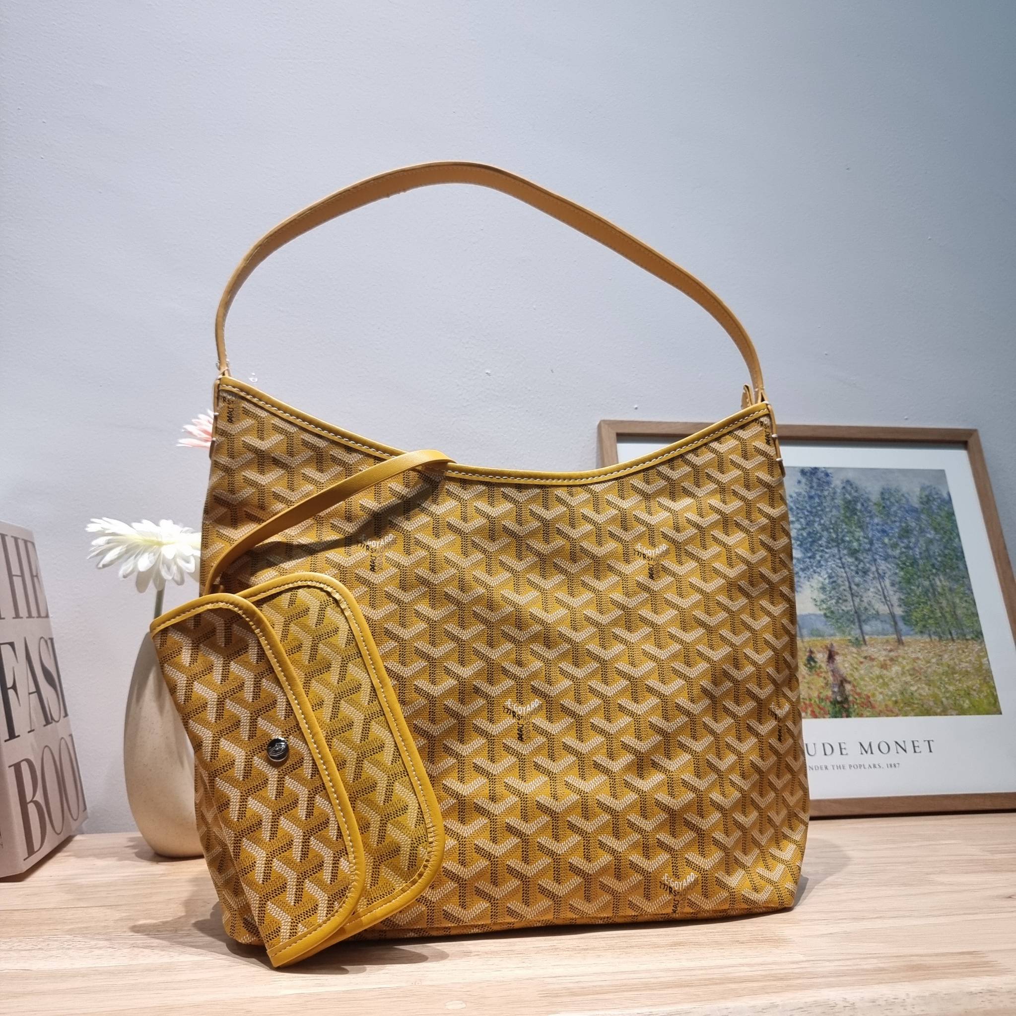 GOYARD BOHEME HOBO BAG / GOYARD HOBO กระเป๋าสะพายทรงโฮโบ ใบใหญ่จุใจ!! มาครบสีขายดี เลิศทุกสี รูปทรงคลาสสิค ดีไซน์เป็นเอกลักษณ์ วัสดุหนังแคนวาสพิมพ์ลายสวยคม ปากกระเป๋ามีซิปเปิด-ปิดกันของหล่นได้ ภายในโล่งกว้างมาก มาพร้อมสายคล้องในตัว ทนทาน สะพายสวยๆได้ทุกวั