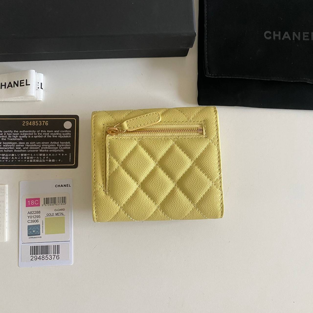 หนังแท้ Chanel Classic small wallet caviar 3 พับ พร้อมส่งที่ไทย รุ่นยอดนิยมไอเท็มฮิตวัสดุหนังแท้คาเวียร์สวยคลาสสิคเปิดปิดด้วยฝาปิดกระดุมด้านหน้ามีโลโก้แบรนด์อะไหล่ทองสวยหรูดูดี ตัวจริงสวยน่าใช้ Chanel mini นาทีนี้กำลัง in สุดๆ ภาพสินค้าถ่ายจากงานขายจริง ใ
