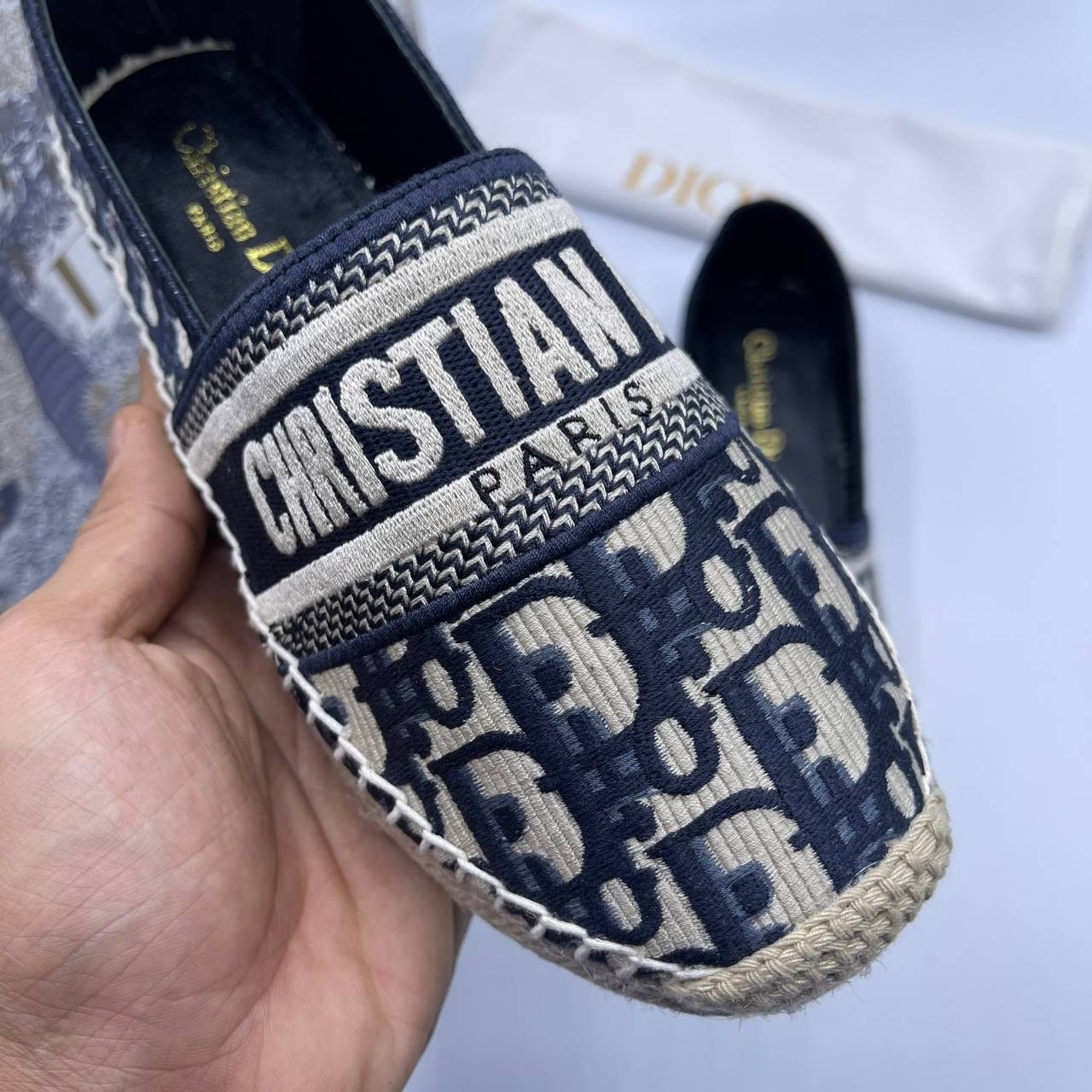 DIOR GRANVILLE ESPADRILLE Oblique Embroidered Cotton รองเท้าที่เป็นเอกลักษณ์ ที่สุดแห่งความหรูหราที่ใช้งานได้ทุกวัน ตัดเย็บจากผ้าฝ้ายปักลาย ประดับด้วยรายละเอียดสวยงาม งานเกรดออริจินอล 1:1 เหมือนที่สุด ภาพสินค้าถ่ายจากงานขายจริง ไม่โป๊ะแตกแน่นอนค่า