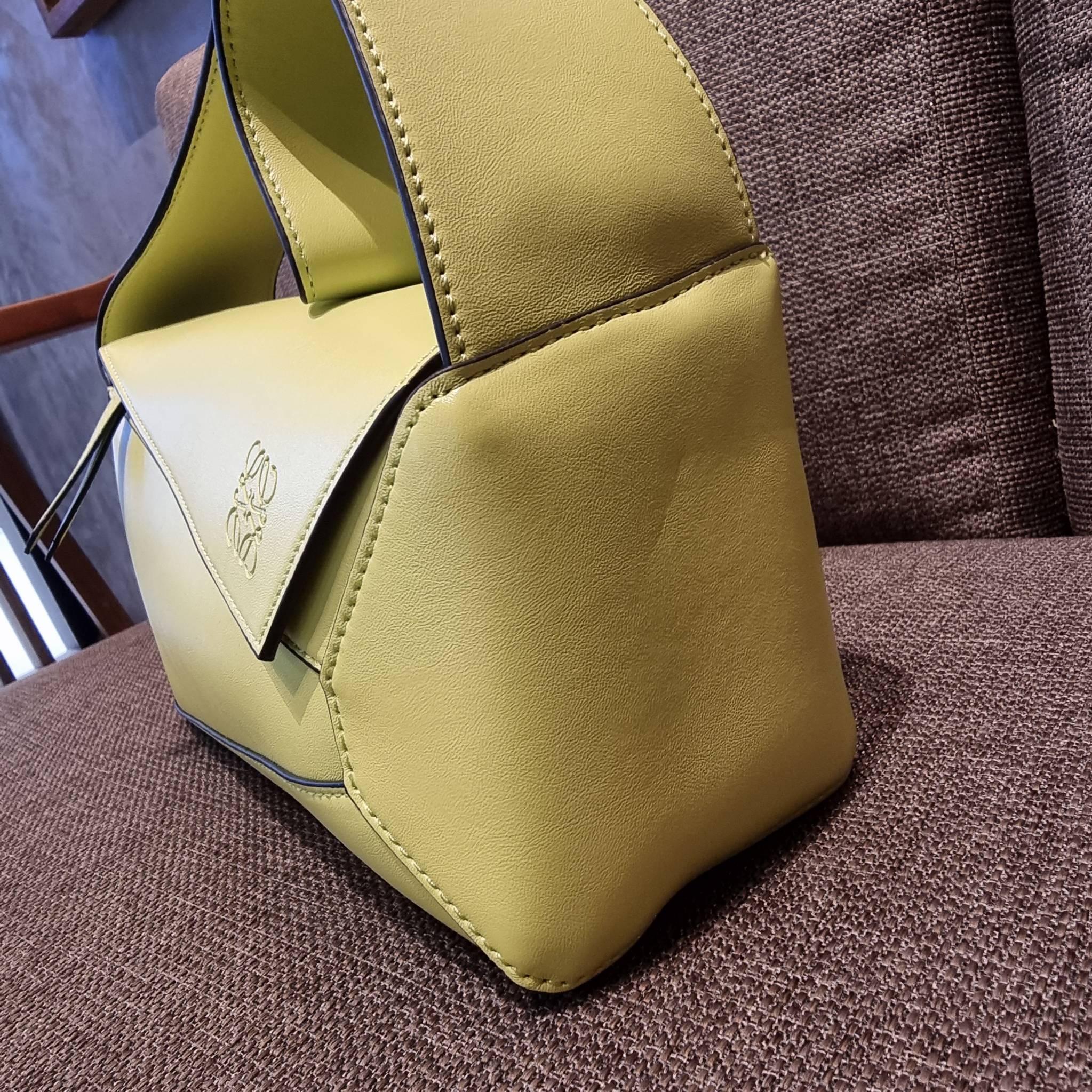 LOEWE PUZZLE HOBO BAG ใหม่ล่าสุด กับแบรนด์ที่มีดีไซน์โดดเด่นเป็นเอกลักษณ์ สวยหรูทุกรุ่นจริงๆ!! กระเป๋าสะพายโฮโบ ทรงสวย สไตล์พัซเซิลคลาสสิค วัสดุหนังวัวฟอกสี นิ่มมือ ฟินมาก!! เปิดใช้งานด้วยซิป ที่ภายในโล่งกว้าง ใส่ของสำคัญได้ครบไม่มีพลาด แบบสบายๆ มาพร้อมสา