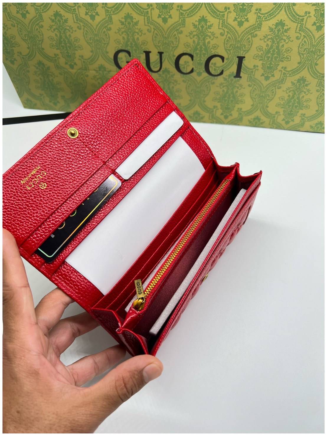 GUCCI LONG WALLET / GUCCI WALLET กระเป๋าสตางค์ใบยาว งานหนังแท้ ผสมผสานความสง่างามและคลาสสิกที่เข้ากับยุคสมัย ด้านหน้าโดดเด่นด้วยซิกเนเจอร์แบรนด์ เป็นอีกหนึ่งรุ่นที่ดาราเชเลปใช้กันเยอะมาก พร้อมส่งที่ไทย ภาพสินค้าถ่ายจากงานขายจริง ใช้งานต่างประเทศได้ค่ะ