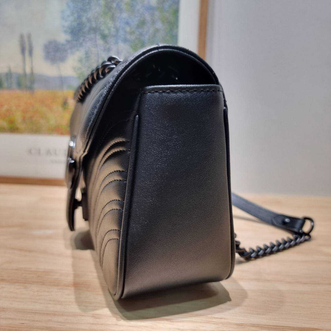 GG MARMONT SHOULDER BAG กระเป๋าสะพายข้างรุ่นคลาสสิค ดีไซน์ใหม่ อะไหล่ดำ สะพายขับผิว ดูแพง อัพลุคได้สบายๆ เปิด-ปิดด้วยตัวกดล็อคแน่นหนา ด้านหลังดีไซน์รูปหัวใจ 🖤