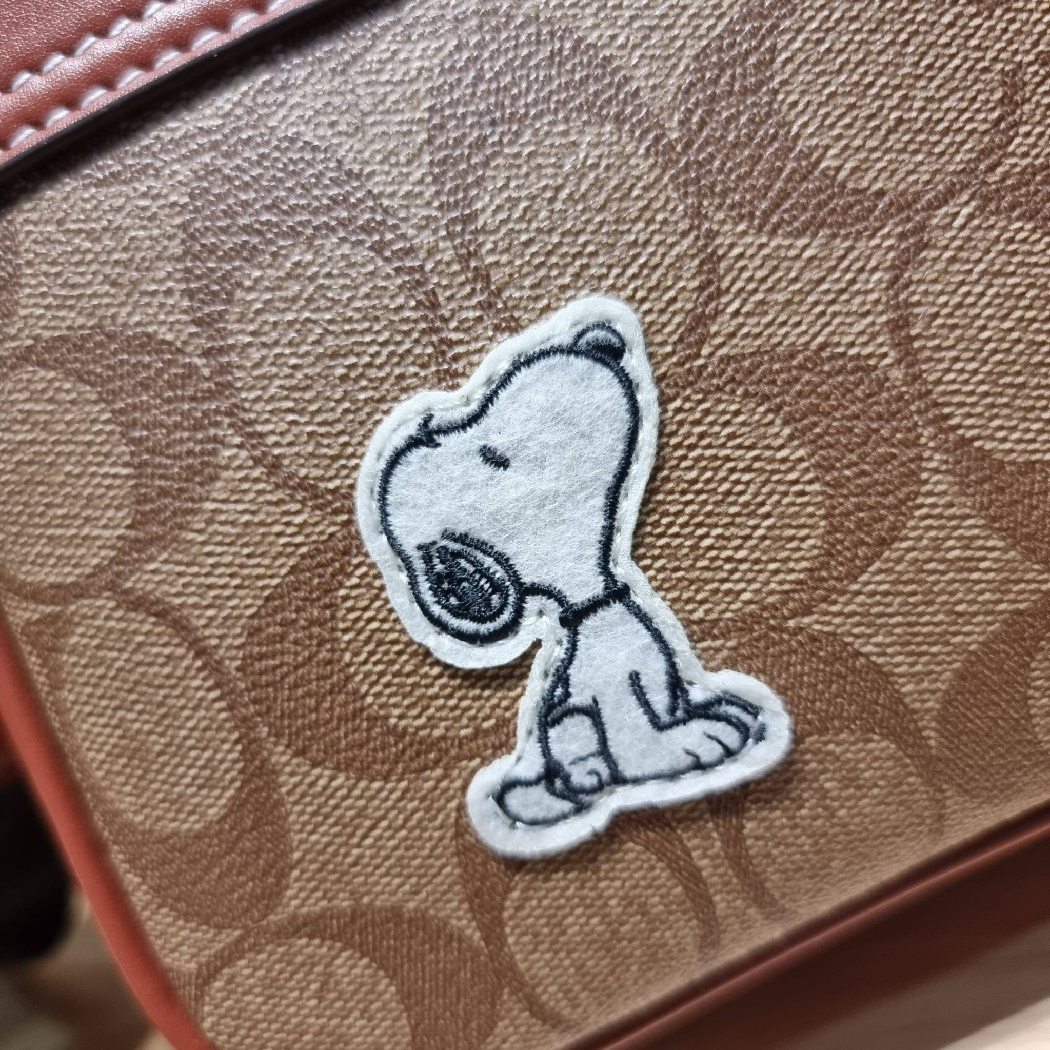 Coach X Peanuts Graham Crossbody In Signature Canvas With Patches CE746 กระเป๋าครอสบอดี้ทรงยอดฮิต กับคอลเลคชั่นใหม่ เฉลิมฉลองเทศกาลคริสต์มาส รุ่นนี้สามารถใช้ยูนิเซ็กส์ สาวๆหนุ่มๆได้หมด น่ารักน่าใช้เกิน!! รูปทรงดีไซน์คลาสสิค สีสันโดดเด่นสดใส ใช้งานสะดวก วั