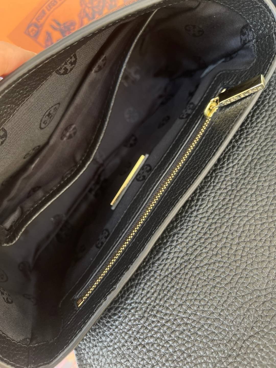 Tory burch description mercer adjustbale shoulder bag เป็น Collection รุ่นท็อปที่สาว ๆ หลายคนถูกใจ ด้วยทรงกระเป๋าคลาสสิกสุดเก๋ ใช้งานแบบไหนก็ดูดี ในลุคช์สาวหวานแบบสะพายสายคู่ หรือ ต้องการความคล่องตัวด้วยการสะพายแบบครอสบอดี้ มีดีไซน์ที่ Practical ต่อการใช้