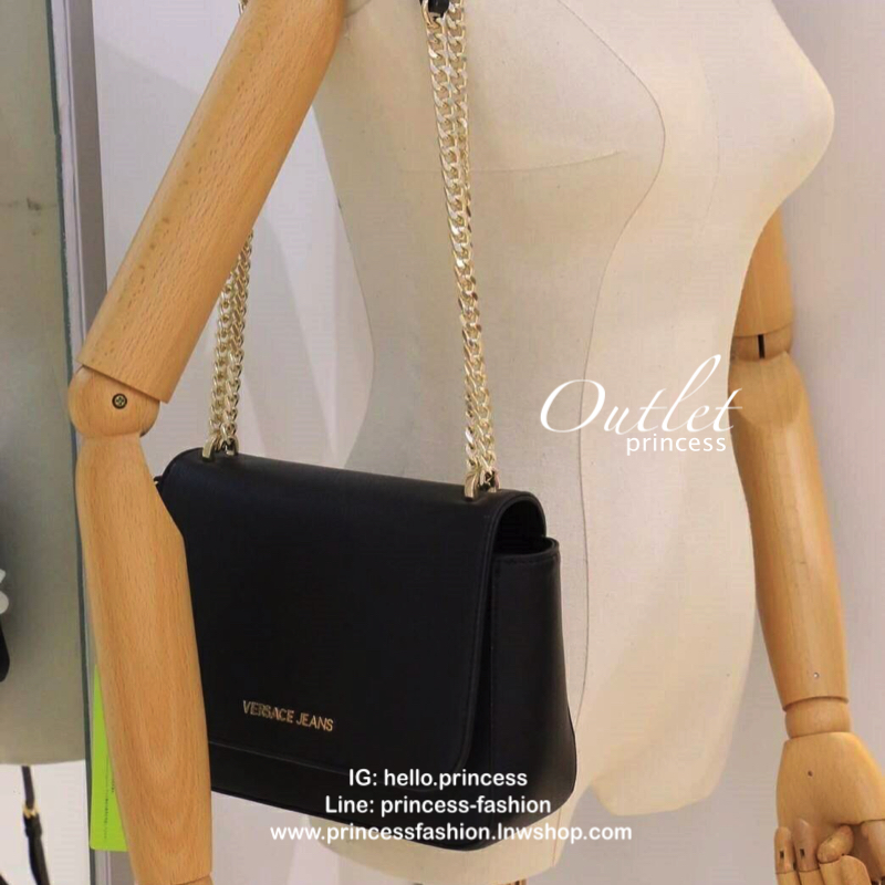 VERSACE JEANS BAG กระเป๋าสะพายจากแบรนด์ดัง วัสดุ Saffiano PVC คุณภาพดี นิ่ม น้ำหนักเบา ด้านหน้าประดับด้วยโลโก้แบรนด์สุดหรู เปิดปิดกระเป๋าแบบกระดุมแม่เหล็ก ด้านในโล่งกว้างมีช่องซิปและช่องเล็กสำหรับใส่ของ ซับในลายแบรนด์ สายสะพายโซ่สลับหนังรุ่นนี้สามารถสะพาย