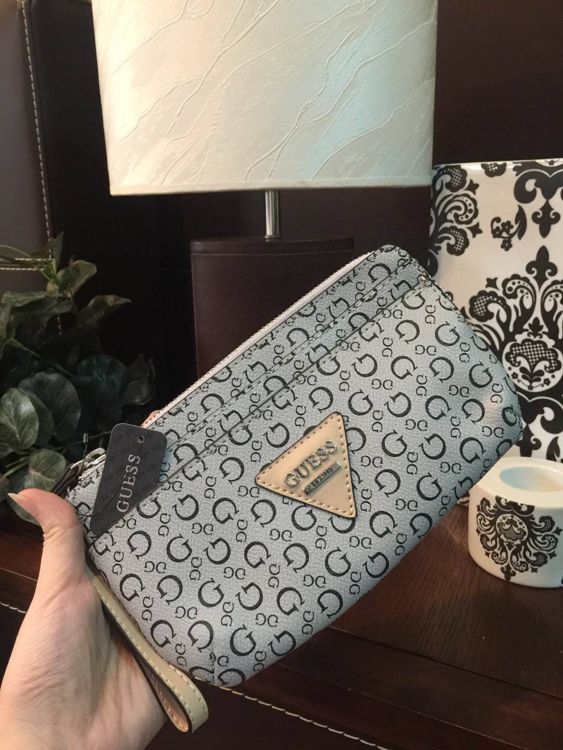 มาแว้วว! รอบนี้ห้ามพลาดนะคะ! GUESS LEATHER CLUTH BAG กระเป๋าคลัชรุ่นใหม่ล่าสุดหนังเรียบปั้มลาย G สวยอยู่ทรงดูแลรักษาง่าย มีสายคล้องมือ เปิดปิดด้วยซิปสะดวกใช้ ด้านหน้าประดับโลโก้แบรนด์อะไหล่เงิน ภายในมีช่องใส่บัตร สามารถใส่แบงก์พัน / บัตรเครดิต / iphone7+ 