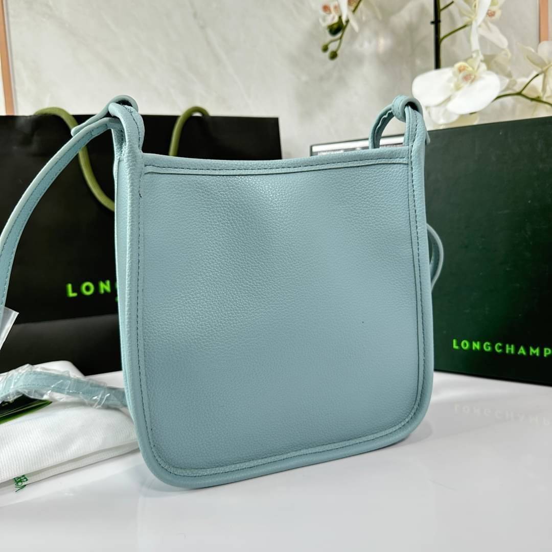 LONGCHAMP LE FOULONNÉ CROSSBODY BAG กระเป๋าสะพายที่เรียบง่ายและดูดี การออกแบบที่คล่องตัวของรุ่นนี้เหมาะอย่างยิ่งสำหรับผู้หญิงที่มีบุคลิกที่ต้องการกระเป๋าสไตล์แบบเรียบง่าย