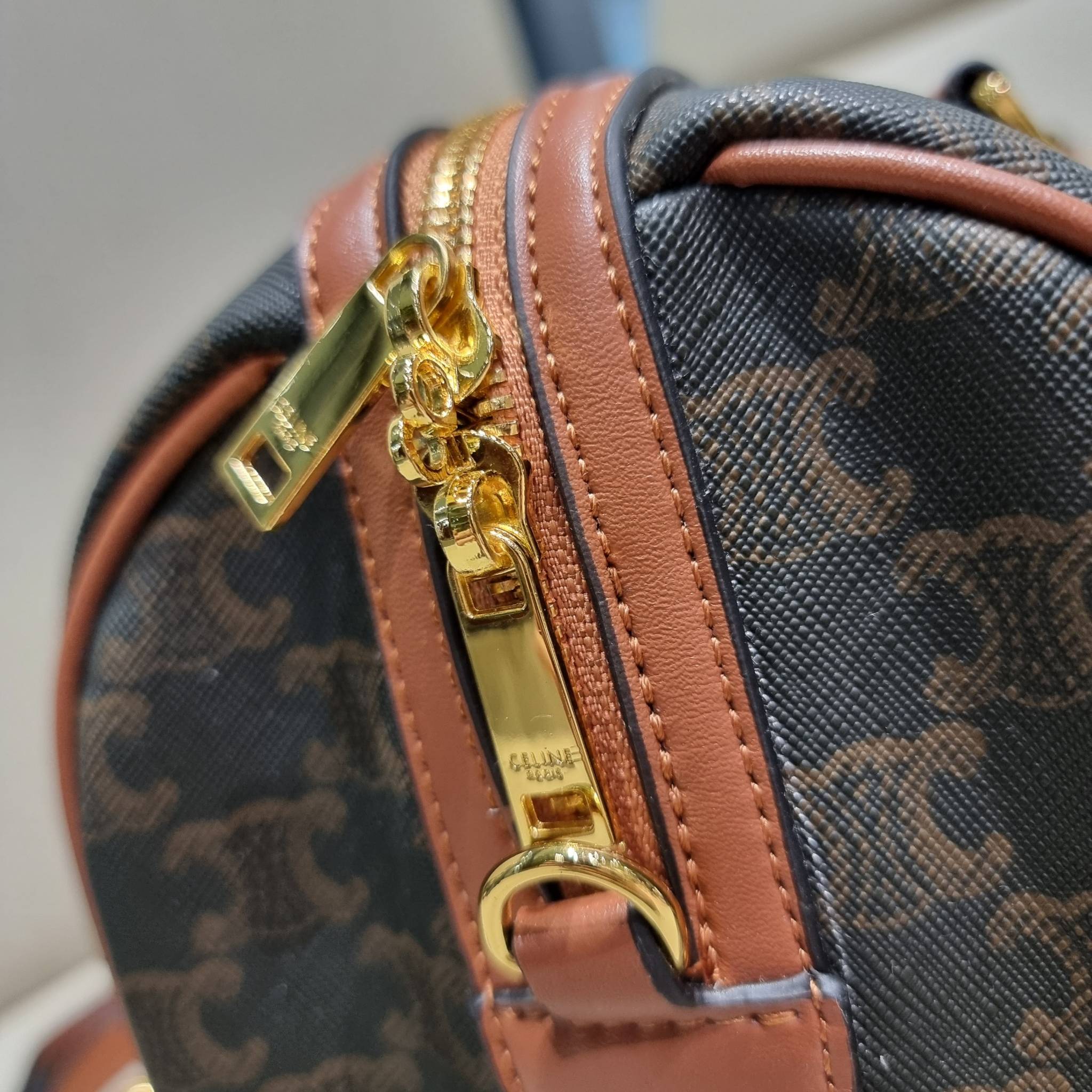 CELINE BOSTON BAG IN TRIOMPHE CANVAS AND CALFSKIN ยอดฮิตกับลวดลายเอกลักษณ์ สุดคลาสสิค กับกระเป๋ากึ่งเดินทาง ไซส์กำลังดี ที่สามารถใช้ได้ทั้งหนุ่มๆและสาวๆ วัสดุหนังแคนวาสตัดสลับหนังแท้ เปิด-ปิดด้วยซิป ใช้งานสะดวก และยังมีพวงหนังห้อยและแม่กุญแจล็อคซิปได้ มาพ