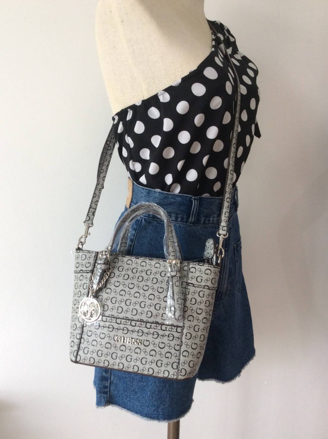 Don’t Miss! GUESS CATE MINI CROSS BODY BAG กระเป๋าถือหรือสะพายรุ่นที่ฮิตและขายดีที่สุดจาก GUESS FACTORY หนัง Saffiano ลาย GUESS Signature สวยอยู่ทรง ขนาดกำลังดี น้ำหนักเบา ด้านหน้าประดับโลโก้พร้อมพวงกุญแจโลโก้แบรนด์ห้อยที่หูกระเป๋าถอดเเยกใช้ได้ เปิดปิดด้ว