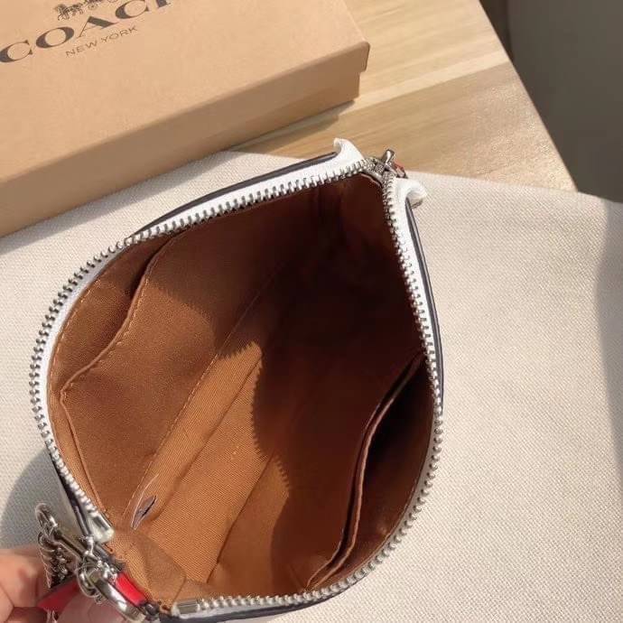 OUTLET 】Coach Signature Top Handle Coach Pouch with Strawberry, Watermelon, Ladybug พร้อมส่งที่ไทย เป็นอีกรุ่นหนึ่งที่ได้รับความนิยมในหมู่สาว ๆ ค่ะ นอกจากราคาจะไม่สูงแล้ว ยังมีรูปทรงที่น่าสนใจอีกด้วย กะทัดรัดแต่ใช้งานง่าย เหมาะกับทุกโอกาส สำหรับกระเป๋าคล้