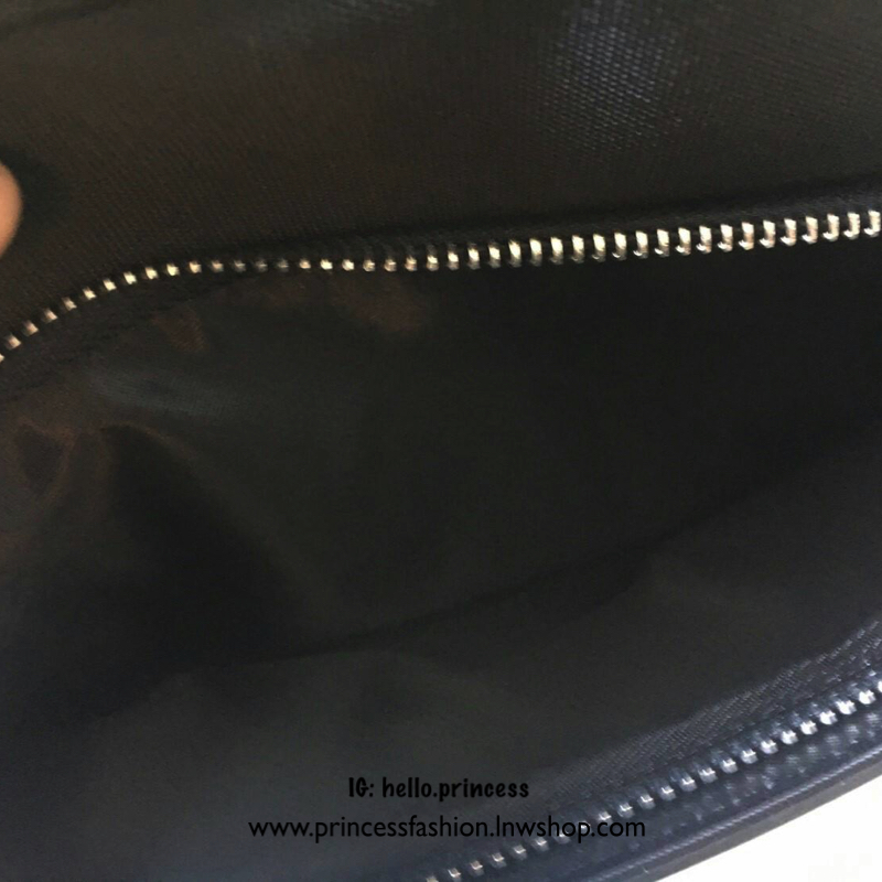 พร้อมส่งกับงานพรีเมี่ยมกิ้ฟ แบรนด์ดังอย่าง prada ต้องมีจริงๆคะสำหรับทรง messenger ทรงยอดฮิต สำหรับท่านชาย เนื้อผ้า Polyester มาพร้อมกับทรงสูง ใส่ipad หนังสือ ได้หมดคะ เปิดปิดด้วยซิปอะไหล่เงิน อะไหล่สีเงินทั้งใบ จะซื้อใช้เองหรือบมอบเป็นของขวัญ ก็ถุกใจแน่นอ