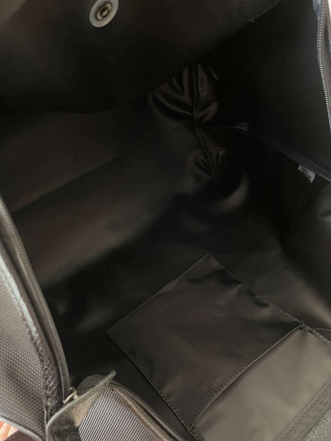 LONGCHAMP BOXFORD TRAVEL BAG L กระเป๋าเดินทางขนาดใหญ่ มาพร้อมสายสะพายที่สามารถถอดได้ ให้คุณเลือกสะพายไหล่หรือถือได้ มีซิปรูดเปิดปิดกระเป๋าที่ให้คุณมั่นใจได้ว่าคุณจัดเก็บไอเท็มของคุณได้อย่างมิดชิด บ็อคฟอร์ด (BOXFORD) สะท้อนความเป็นเอกลักษณ์ของแบรนด์ที่เปี่