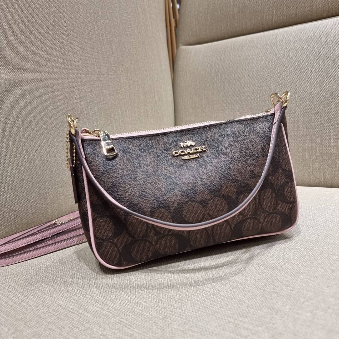 COACH 36674 TOP HANDLE POUCH IN SIGNATURE JACQUARD กระเป๋าทรงพอช ยอดฮิต ยกขึ้นแท่น ด้วยดีไซน์ที่ออกมาให้ใช้งานได้ง่าย ขนาดกำลังเหมาะ วัสดุหนังแคนวาสทนทาน ดีไปหมดขนาดนี้!! คุณลูกค้าถึงสั่งกันรัวๆจริงๆ ภายในโล่งกว้าง ใส่โทรศัพท์ได้ทุกรุ่น มาพร้อมสายคล้องแขน