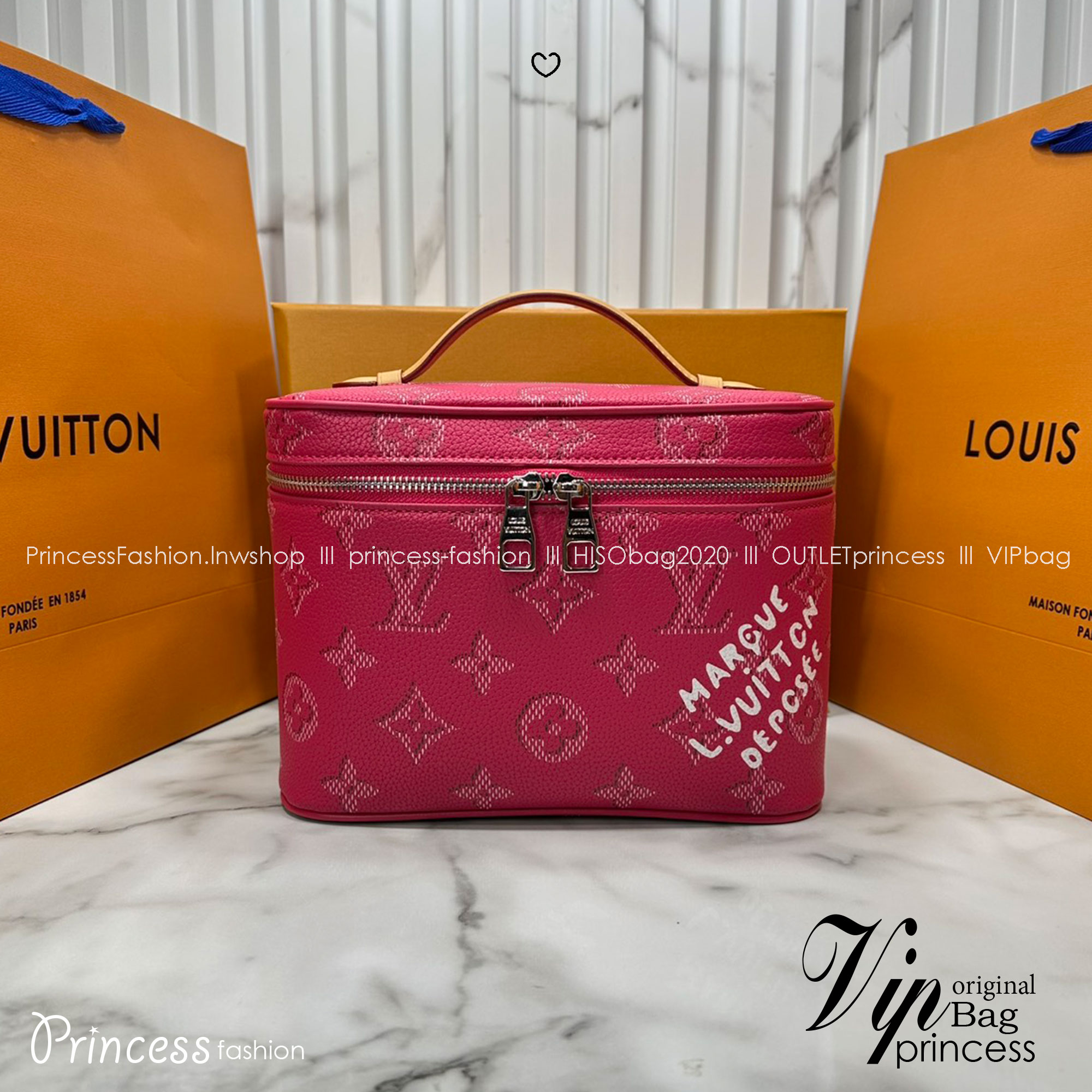 ORI หนังแท้ | LV Vanity Monogram Heritage Nice Pink กระเป๋าเครื่องสำอางสุดหรู โทนสีใหม่ชมพูหวานสดใส ผสมความหรูและความน่ารักได้ลงตัว โดดเด่นด้วยลาย Monogram สุดไอคอนิก