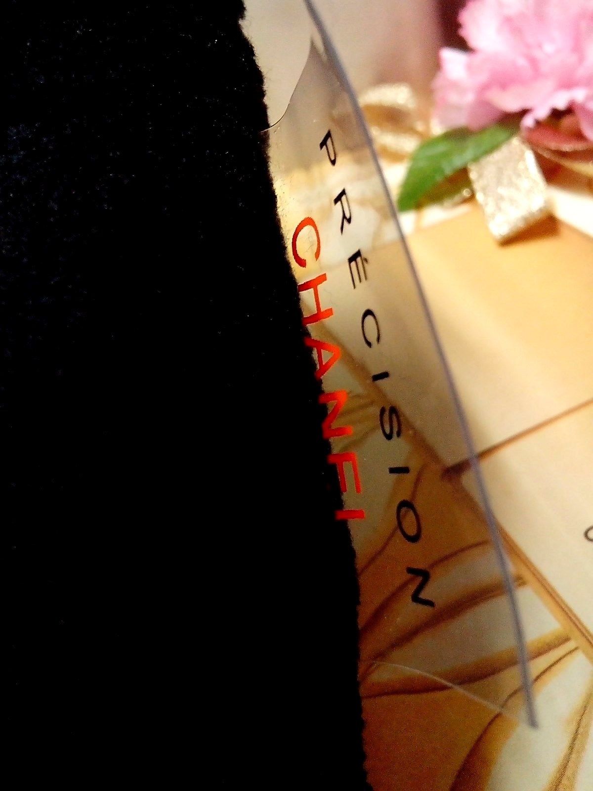 Chanel beauty VIP gift bag CC Patent Pouch กระเป่าสะพายผ้าขนสัตว์วูฟนุ่ม โลโก้ดำ สายถอดและปรับได้ หัวซิปปั้มโลโก้แบรนด์ มาพร้อมสายยาว ถอดสายได้ จะถือเป็นคลัทช์ก็สวย หรือใช้เป็นกระเป๋า Crossbody ใส่โทรศัพท์ตระกูล Plus ทั้งกระเป๋าสตางค์ได้สบายค่ะ