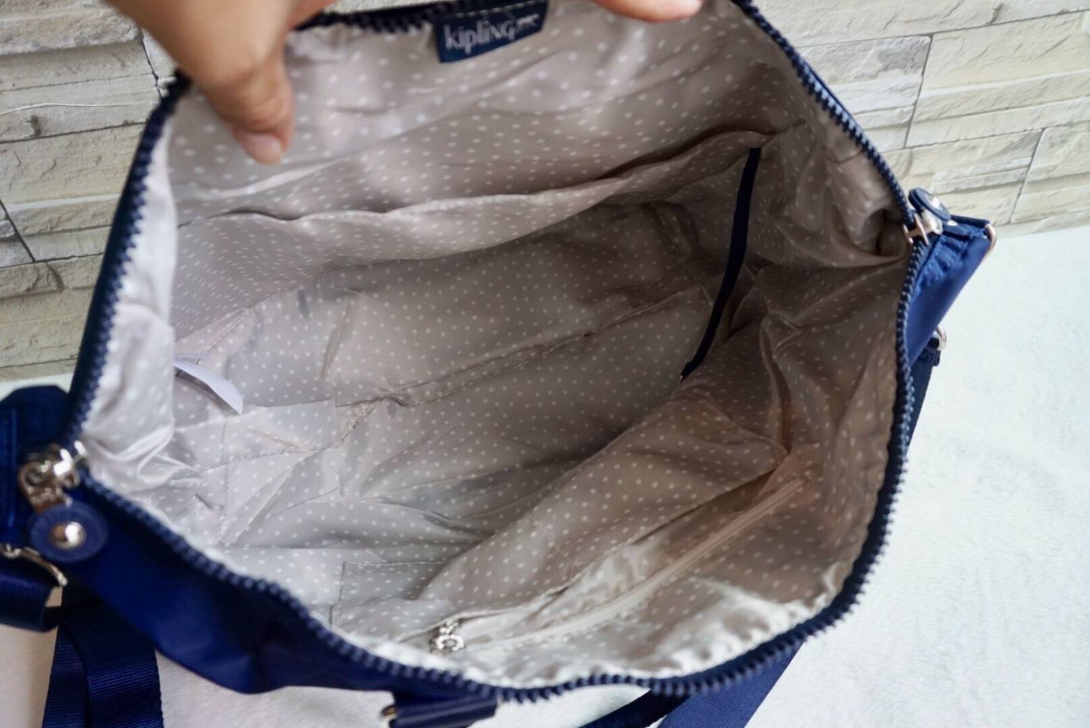 Kipling Tiram Handbag 2018!!! Kipling factory oem HK กระเป๋าสะพายใบใหญ่ วัสดุไนล่อนคุณภาพสูง กันน้ำ ระดับนึงเลยค่ะ สามารถถือได้ สะพายข้างได้ เปิดปิดกระ แบบซิปคู่ ภายในกระเป๋าโล่งกว้าง มีข่องซิป ช่องเล็ก และ ช่องขนาดกลางเสริมนวมให้ด้วยค่ะ พร้อมสายห้อยกุญแจ