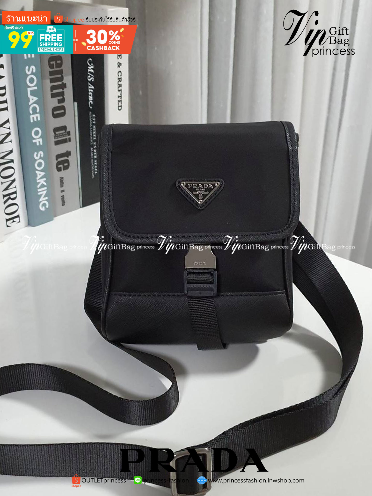 รุ่นใหม่ล่าสุด 2020 !!! Prada crossbody nylon bag ขนาดกะทัดรัด พกพาสะดวก วัสดุทำจากผ้าไนล่อน สามารถกันน้ำได้ อะไหล่เงินทั้งใบ เปิดปิดด้วยตัวล็อคแบบ บีบ ด้านในมีโลโก้อยู่ที่ฝากระเป๋า ภายในมีช่องเล็กแยก มีการบุผ้าลายแบรนด์อย่างดี สามารถใส่มือถือได้ทุกรุ่น ก