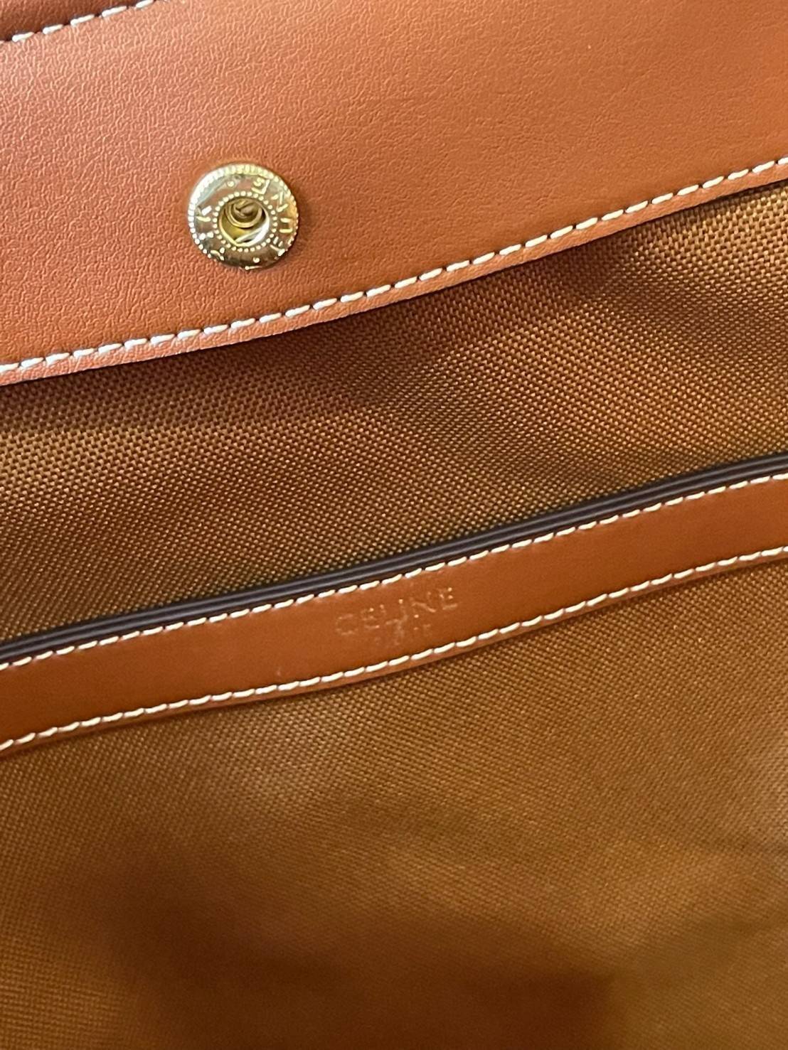 Celine Medium shopping bag in Triomphe canvas มาในรูปแบบ กระเป๋า Shopping Bag ใบสวยสง่า เป็นกระเป๋าดีไซน์เรียบง่าย แมตช์ได้กับทุกชุด ผลิตจากผ้าแคนวาสชนิดพิเศษซึ่งโดดเด่นด้วยลายเอกลักษณ์ของ Triompe เป็นใบที่เหมาะกับการใช้ประจำวันเป็นอย่างมาก ด้วยรูปทรงสี่เ