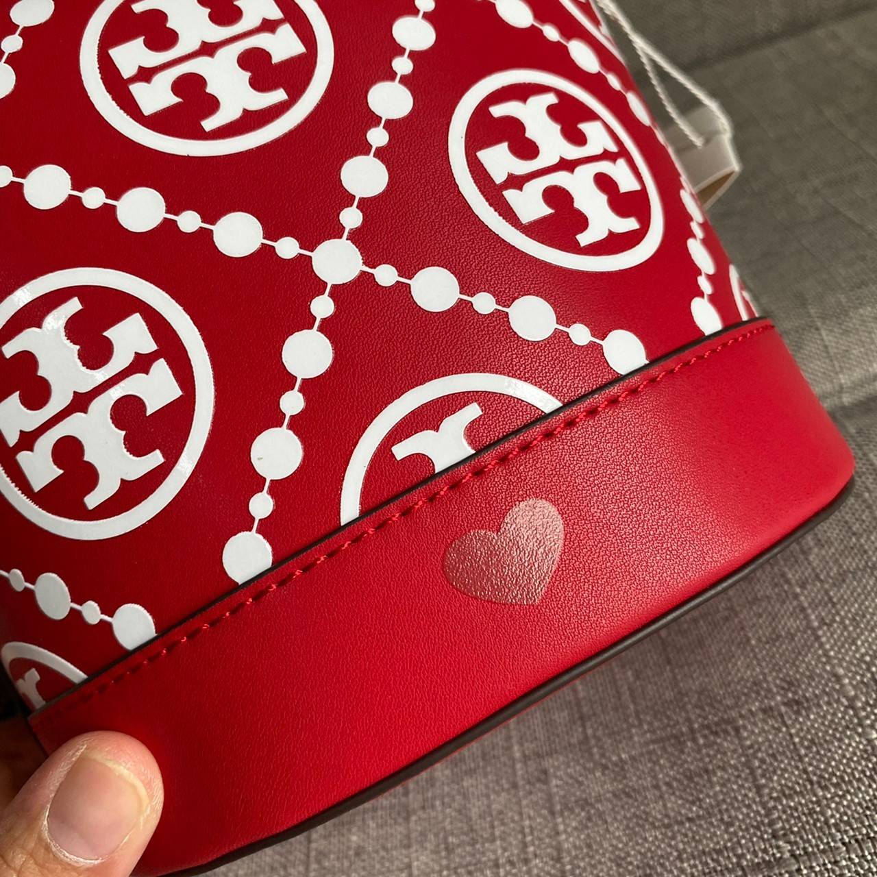 TORY BURCH T Monogram Embroidered Mini Bucket Bag ถูกหรือแพงต้องแดงไว้ก่อนเลยค่ะ ^^ กระเป๋าทรงบักเก็ตใบเล็กน่ารัก สุดหรูหรา ทรงสวย โด่ดเด่นลายพิมพ์ monogram วัสดุหนังอย่างดี เปิด-ปิดแบบหูรูด ล็อดด้วยปุ่ม อะไหล่ทองสวยงาม มาพร้อมสายยาว ปรับสายได้ ถอดสายได้ 