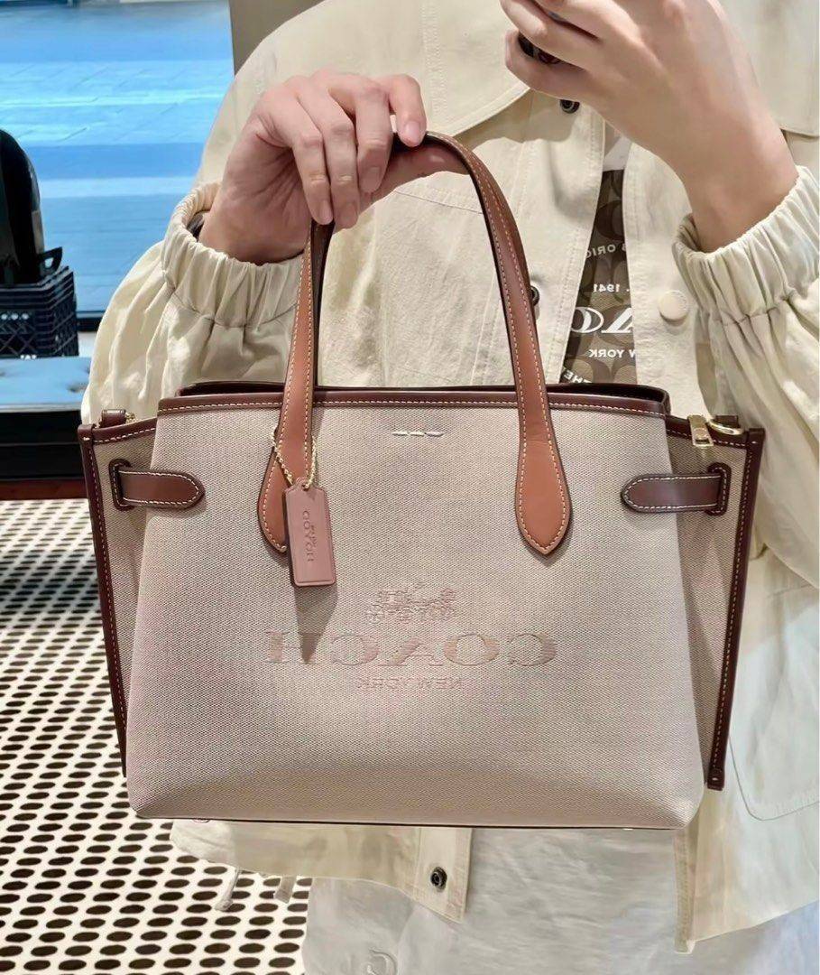 COACH CH189 HANNA CARRYALL น้องใหม่ เรียบหรู ดูแพง กับกระเป๋าถือ/สะพายทรงสวย โทนสีคลาสสิค ดีไซน์ตกแต่งสายคาดจับจีบข้างกระเป๋าเพิ่มดีเทล มาพร้อมหูจับในตัว