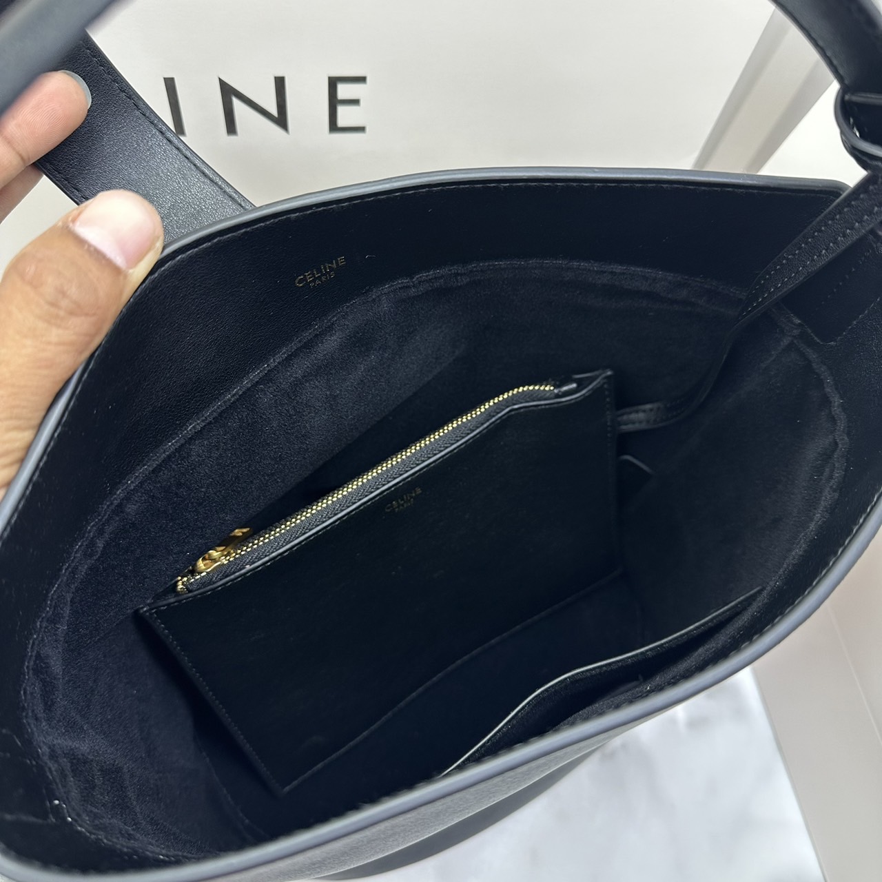 CELINE MEDIUM LOUISE BAG in SMOOTH CALFSKIN / Celine Bucket Bag กระเป๋าทรงบัคเก็ต กระเป๋าถือรุ่นใหม่ล่าสุด ดีไซน์หรูคลาสสิค