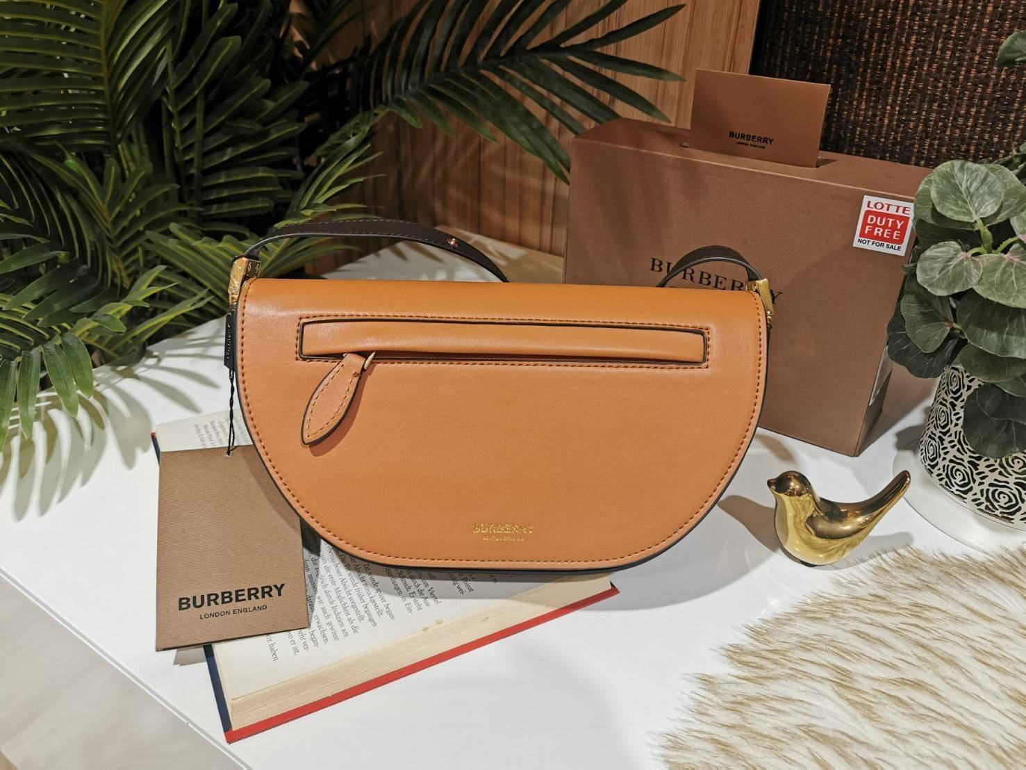 BURBERRY FRAGRANCES HALFMOON BAG VIP GIFT WITH PURCHASE (GWP) กระเป๋าสะพายพรีเมี่ยมกิ๊ฟ Limited Edition รุ่นใหม่จากน้ำหอม BURBERRY DUTY FREE วัสดุหนังแท้ CalfSkin ดีไซน์สวยหรูอยู่ทรงมีโลโก้แบรนด์และช่องซิปด้านหน้า ด้านหลังมีช่องใส่ของ เปิดปิดด้วยฝาปิดแม่เ