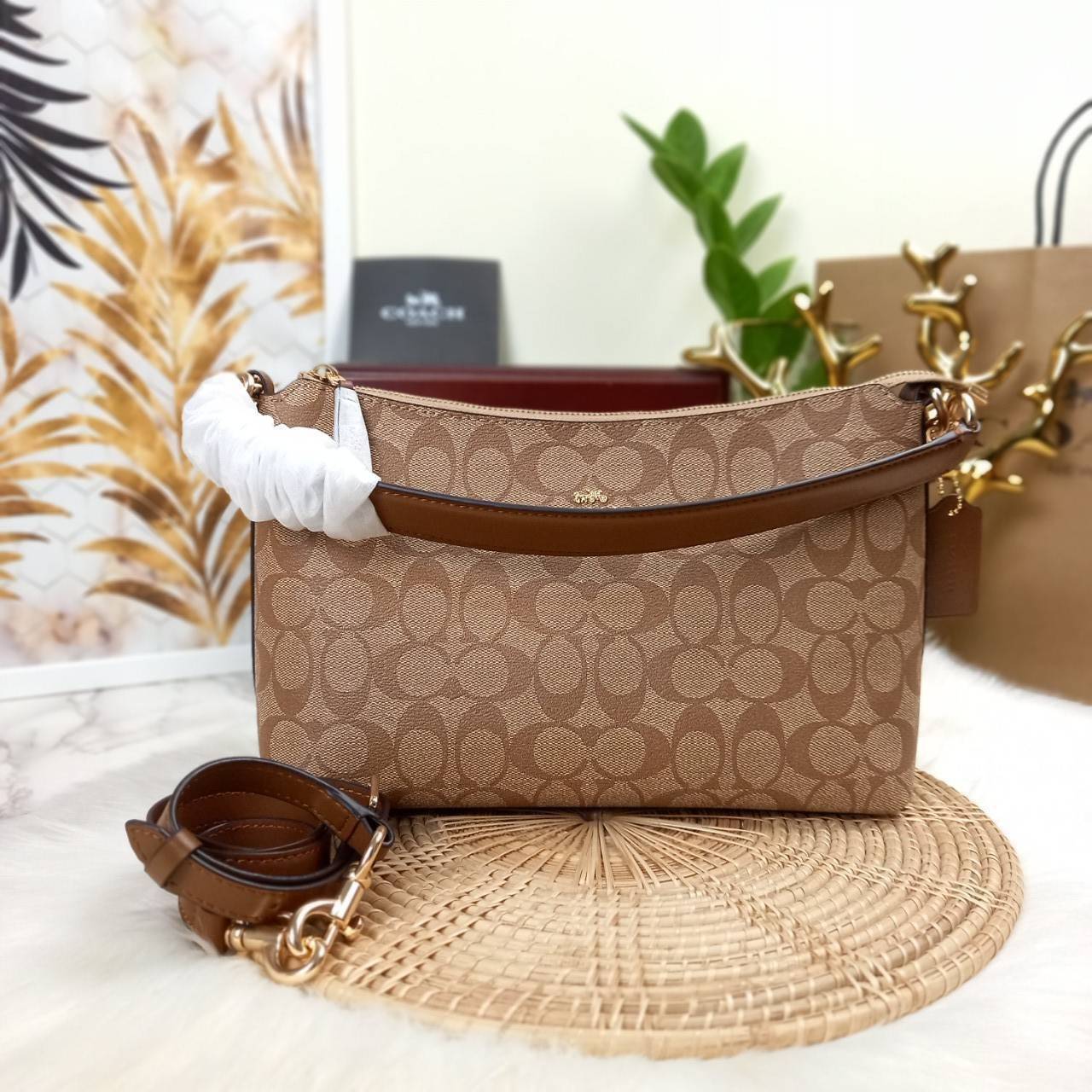 COACH LEWIS SHOULDER BAG IN SIGNATURE CANVAS (COACH F85696)🌺พอชใบใหญ่ ใส่ของได้จุใจ มีสายให้ 2 สาย อะไหล่สีทอง หรูหรา คลาสสิค สายยาวถอดได้ ปรับได้ ช่องด้านใน กว้างมากๆ ใช้ได้ทุกโอกาสจริงๆ แนะนำ ไม่ควรพลาดจ้า