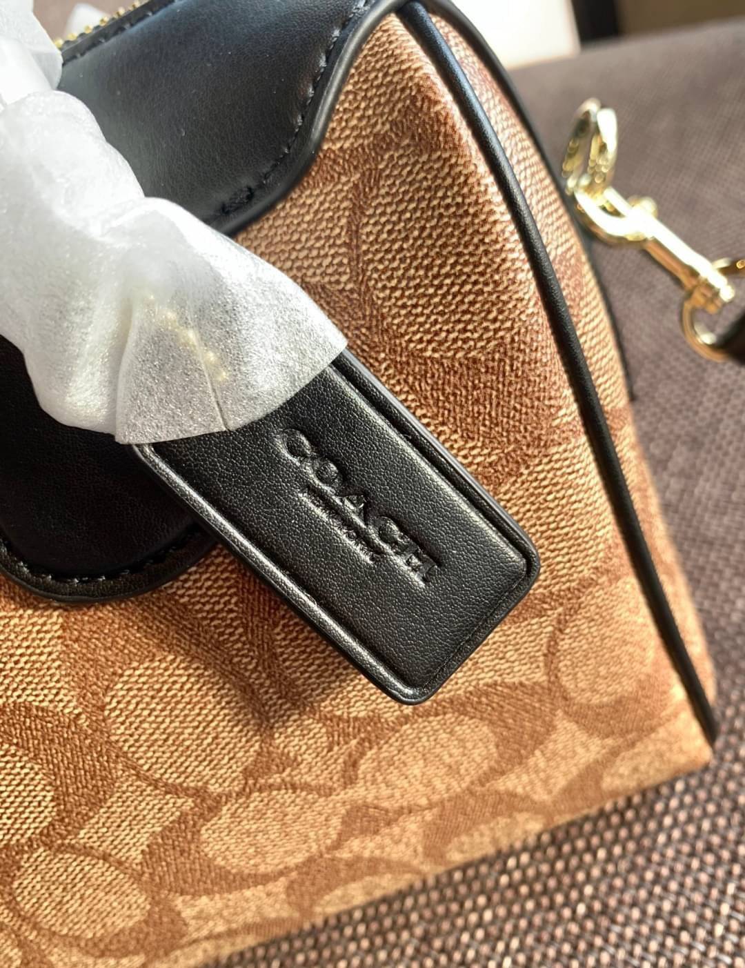 COACH NENNETT SATCHEL BAG((32203)) พร้อมส่งอีกครั้ง ห้ามพลาด! กระเป๋าทรงหมอน ทรงที่สาวๆต้องมีติดตัวไว้สักใบ! หนังแท้นิ่มสวยงาม เปิดปิดกระเป๋าแบบซิป ภายในกว้างสามารถใส่กระเป๋าเงินใบยาวได้ หรือของจำเป็นในชีวิตประจำวันของสาวๆได้หลากหลายเลยค่ะ มีช่องซิปและช่อ