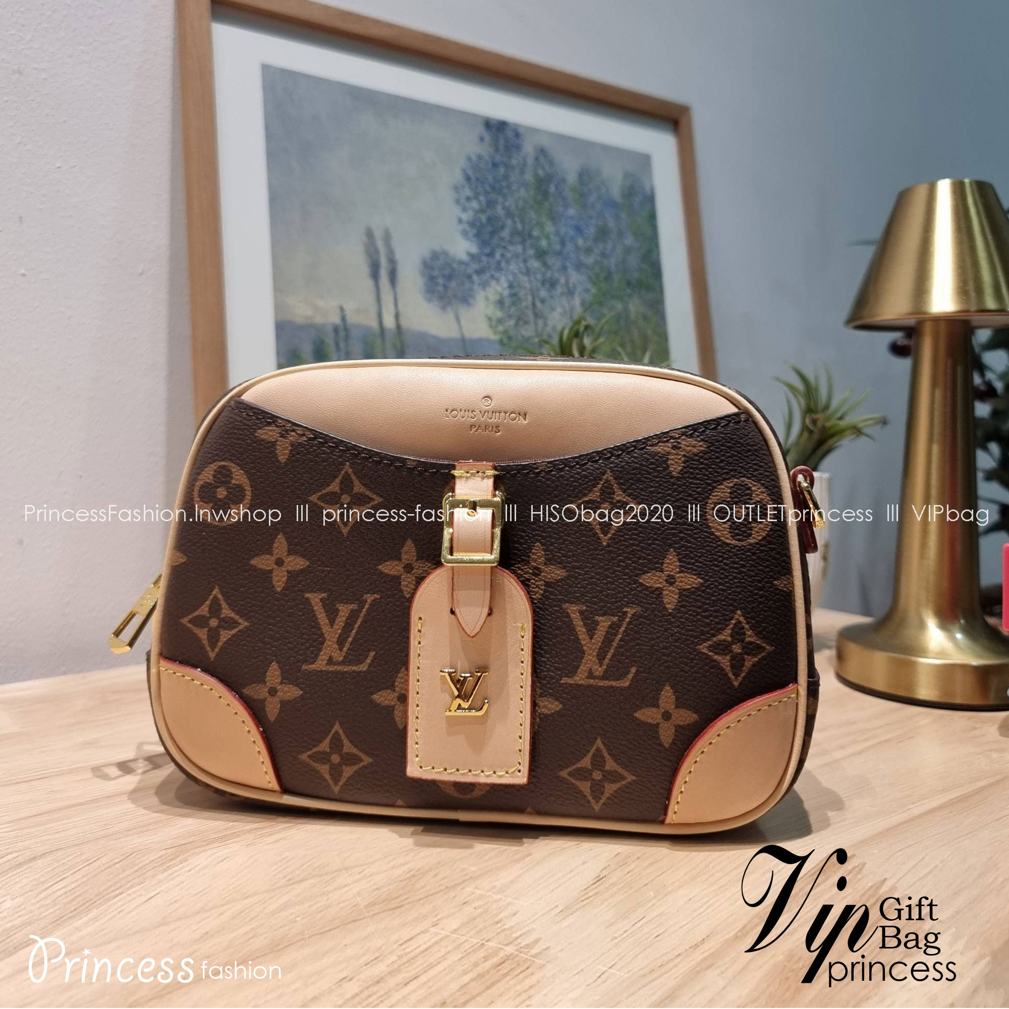 LV Deauville Mini Monogram Canvas bag เดอะเบสท์เซลเลอร์ ที่ใครก็ตามหา กับกระเป๋าสะพายทรงกล่อง ไซส์เล็กกะทัดรัด พกพาสะดวก รูปทรงสวยหรู วัสดุหนังแคนวาสสลับหนัง