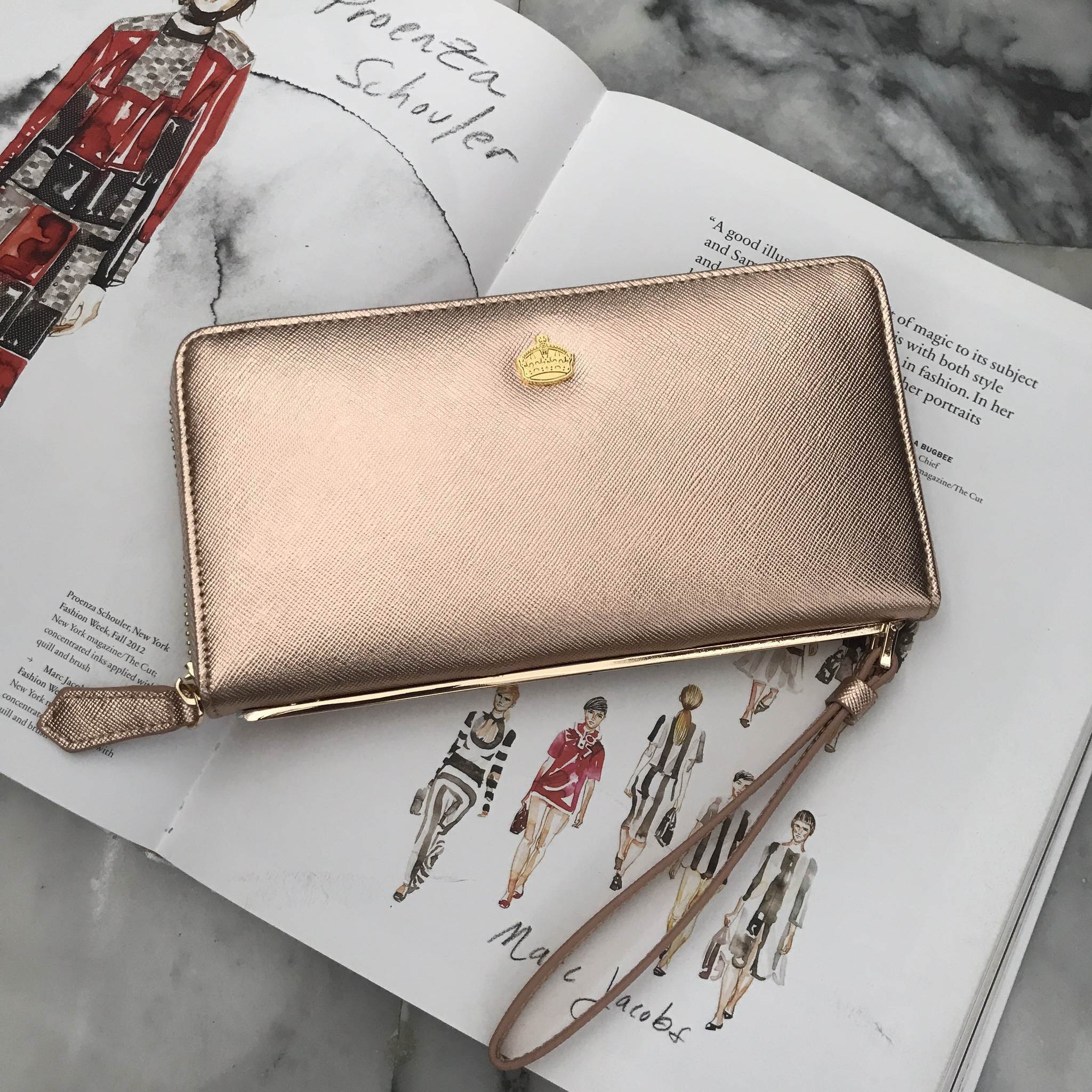 New In !!!! กระเป๋าสตางค์ ทรงยาว แบบ ซิปรอบ KEEP • Alure zipper • กระเป๋าสตางค์ทรงยาว **หนังวัวแท้ซิปรอบ ใบนี้ ใช้แล้วดีแน่นอนค๊า 🤑🤑 ตามหลัก โหราศาสตร์ กันเงินออก เก็บเงินอยู่แน่นอนค๊า ขนาดกำลังดีใส่มือถือได้ทุกรุ่นคะ ช่องภายในหลายช่องมากค