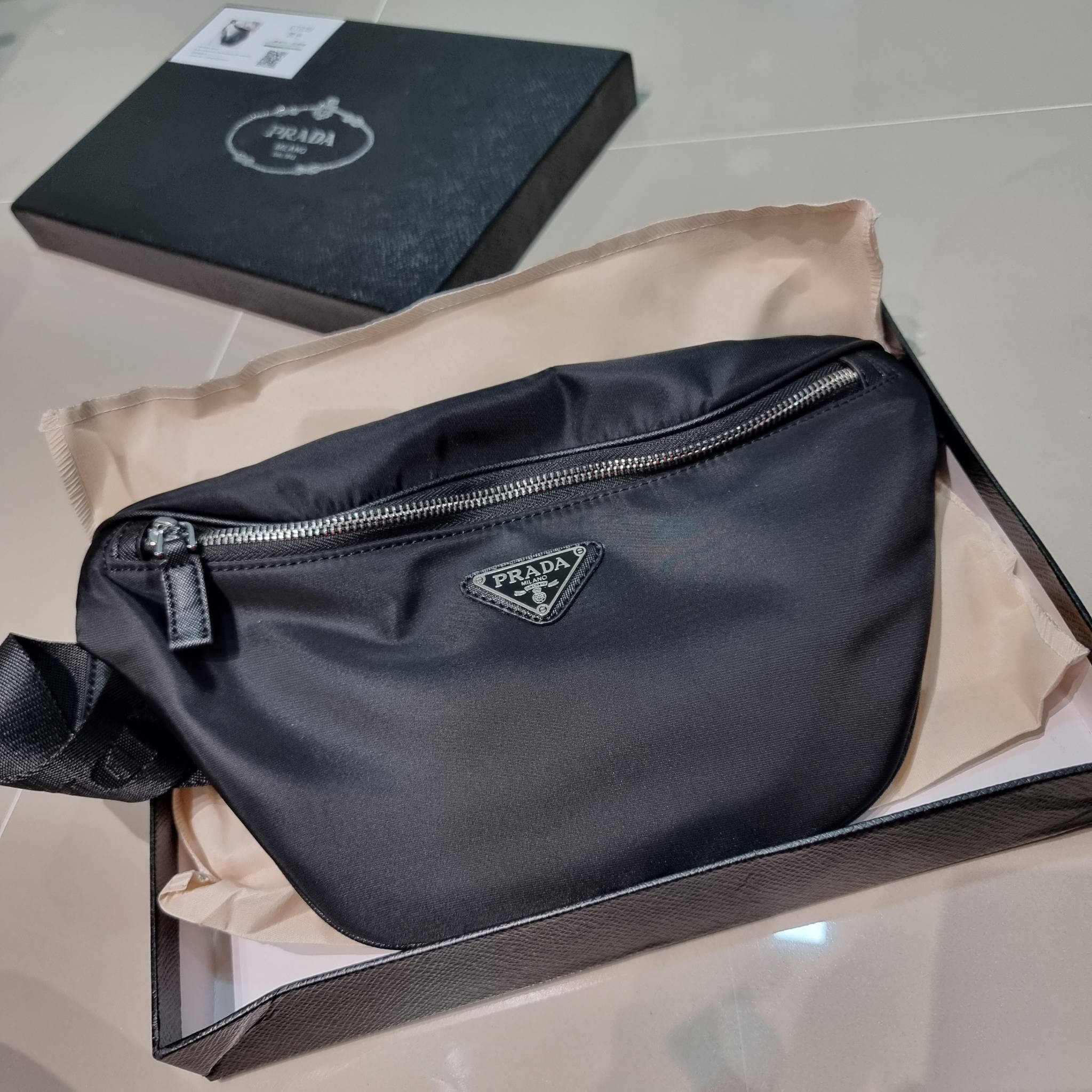 PRADA NYLON BUM BAG / PRADA Nylon Belt Bag กระเป๋าคาดอก รุ่นยอดฮิต ที่ใครๆก็ตามหา ด้วยดีไซน์คลาสสิค ใช้งานง่าย คล่องตัวสุดๆ เปิด-ปิดด้วยซิป ภายในโล่งกว้าง