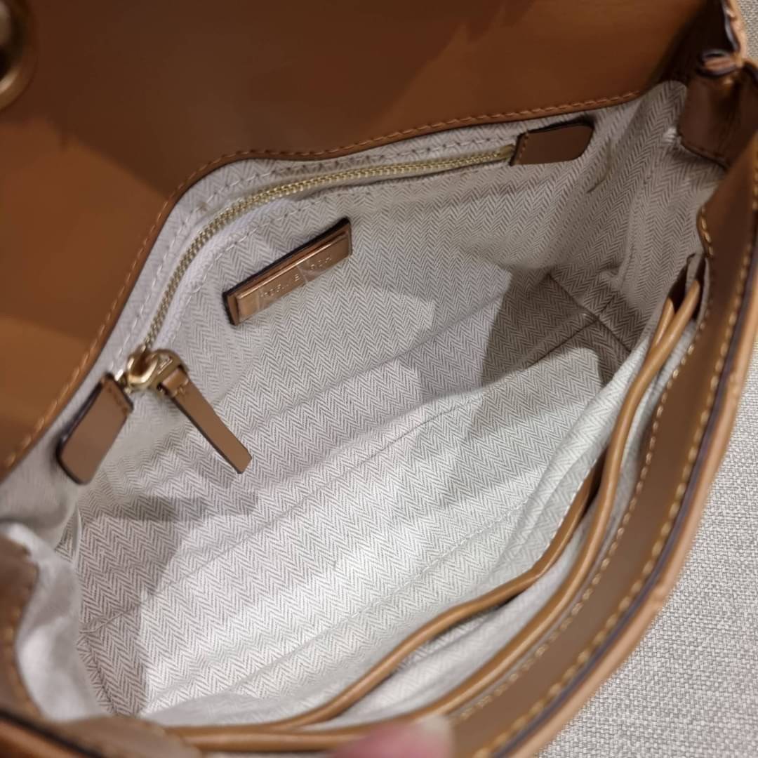 TORY BURCH KIRA CHEVRON CONVERTIBLE SHOULDER BAG (SMALL / MEDIUM) กระเป๋าสะพายรุ่นยอดฮิต ไซส์คลาสสิค ที่ใช้ยังไงก็ดูหรู ดีไซน์เฉพาะตัว วัสดุหนังแกะ สัมผัสนิ่ม เปิด-ปิดด้วยกระดุมแม่เหล็ก ภายในเป็นช่องโล่ง ใส่กระเป๋าสตางค์ มือถือ เครื่องสำอางค์ พาวเวอร์แบงค