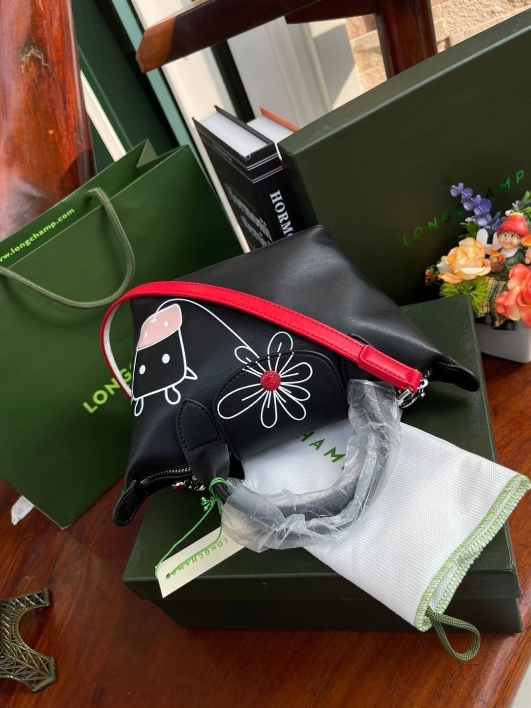 Longchamp year of the Ox Capsule / Longchamp Year of OX LE PLIAGE CUIR TOP HANDLE BAG XS ต้อนรับปีวัวด้วยคอลเล็คชั่นพิเศษ วัสดุหนังเมทิส (Metis) หรือหนังแกะเนื้อนุ่มมาพร้อมหูจับขนาดสั้นเหมาะถนัดมือ