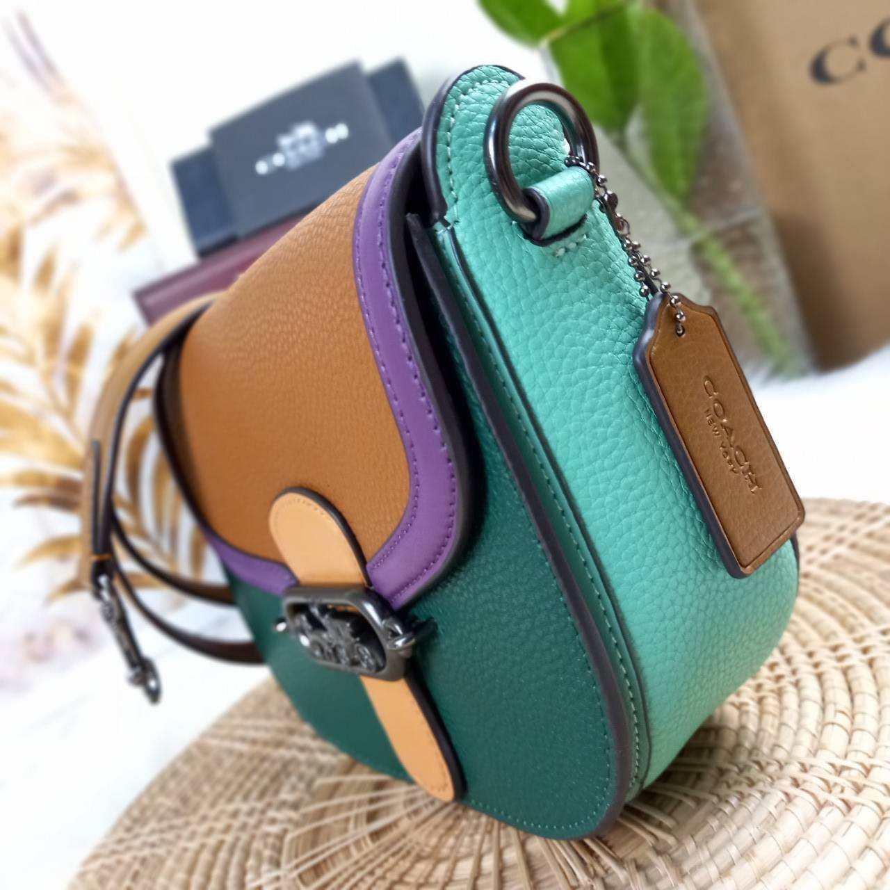 OUTLET 】COACH JADE SADDLE BAG IN COLORBLOCK (COACH 91084) สวยพิฆาตมาก สยบทุกสายตา 🌺 พร้อมส่งความสวยก่อนใคร// กระเป๋าถือ สะพาย มีสายสะพายยาว ถอดและเลื่อนปรับระดับได้ //วัสดุหนังแท้เต็มใบ หนังคุณภาพ ขึ้นทรงสวยมากๆ งานสวยคมกริบที่สุด //ฝาเปิดเป็นแบบฝ