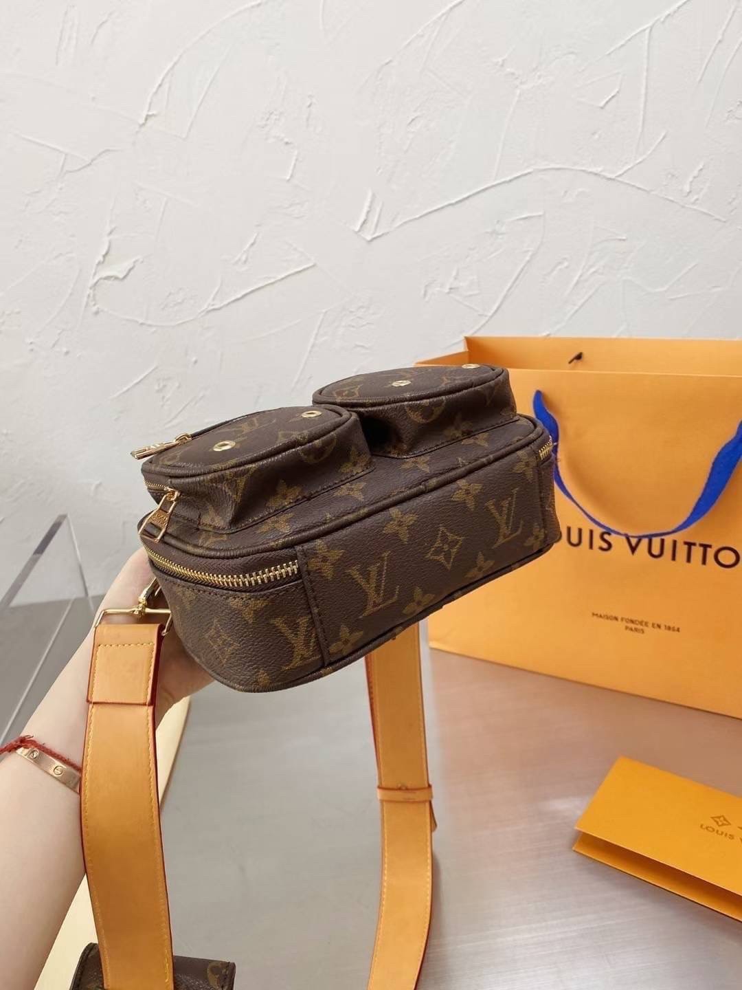 LV UTILITY CROSSBODY Crossbody Monogram bag ภาพถ่ายจากงานขายจริง ใช้งานต่างประเทศได้