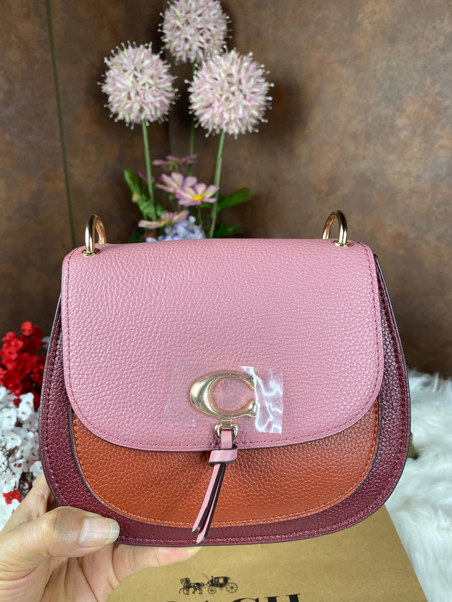 OUTLET 】COACH REMI SADDLE BAG IN COLORBLOCK ((1330)) รุ่นแนะนำ คลาสสิคน่าใช้มากๆ วัยใสๆใช้ดีค่ะ 😘 พร้อมส่งที่ไทยอีกครั้ง! กระเป๋าสะพายข้าง//ครอสบอดี้ร์//หรือทบเป็นสายคู่สะพายไหล่ได้ค่ะ แล้วแต่ชอบเลยค่ะ! วัสดุหนังแท้ ลายหนังสวยมากๆค่ะรุ่นนี้ หลงรัก