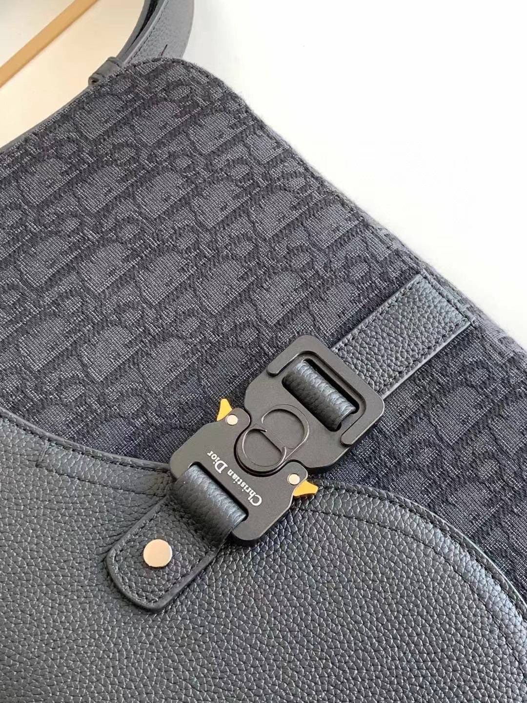 Large DIOR Saddle Messenger Bag with Flap 30cm กระเป๋าทรงแมสเซ็นเจอร์รุ่นยอดนิยม ท่านชายควรมีมากค่า ใบใหญ่จุของได้เยอะ สวยหรูดูดีมีระดับ ต้องยกให้รุ่นนี้เลยค่ะ