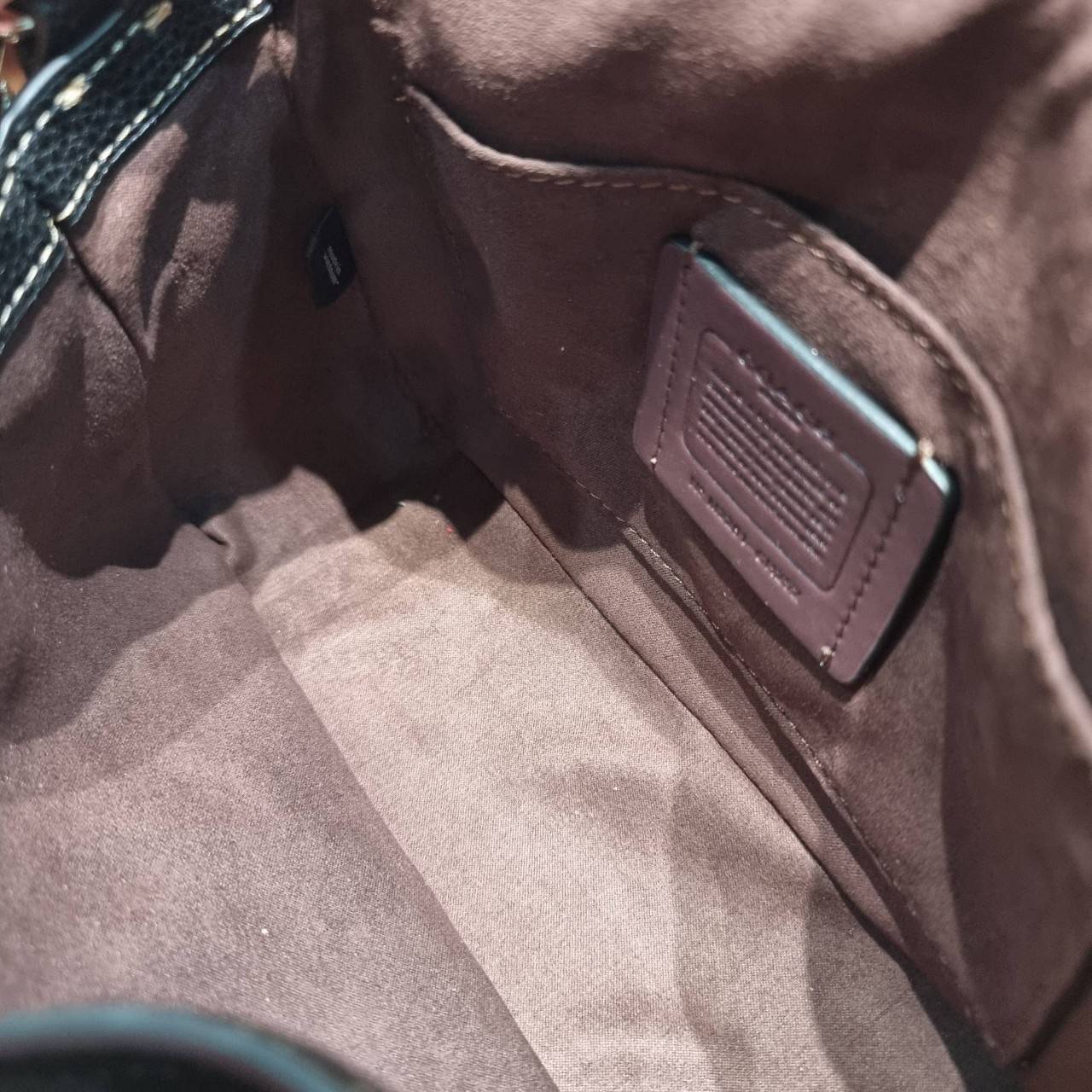 OACH LOGAN MESSENGER IN SIGNATURE CH483 CH252 กระเป๋าสะพาย รุ่นใหม่ สไตล์สปอร์ต ดีไซน์สวย ขนาดกำลังดีคล่องตัว สายสะพายเส้นใหญ่ทนทาน