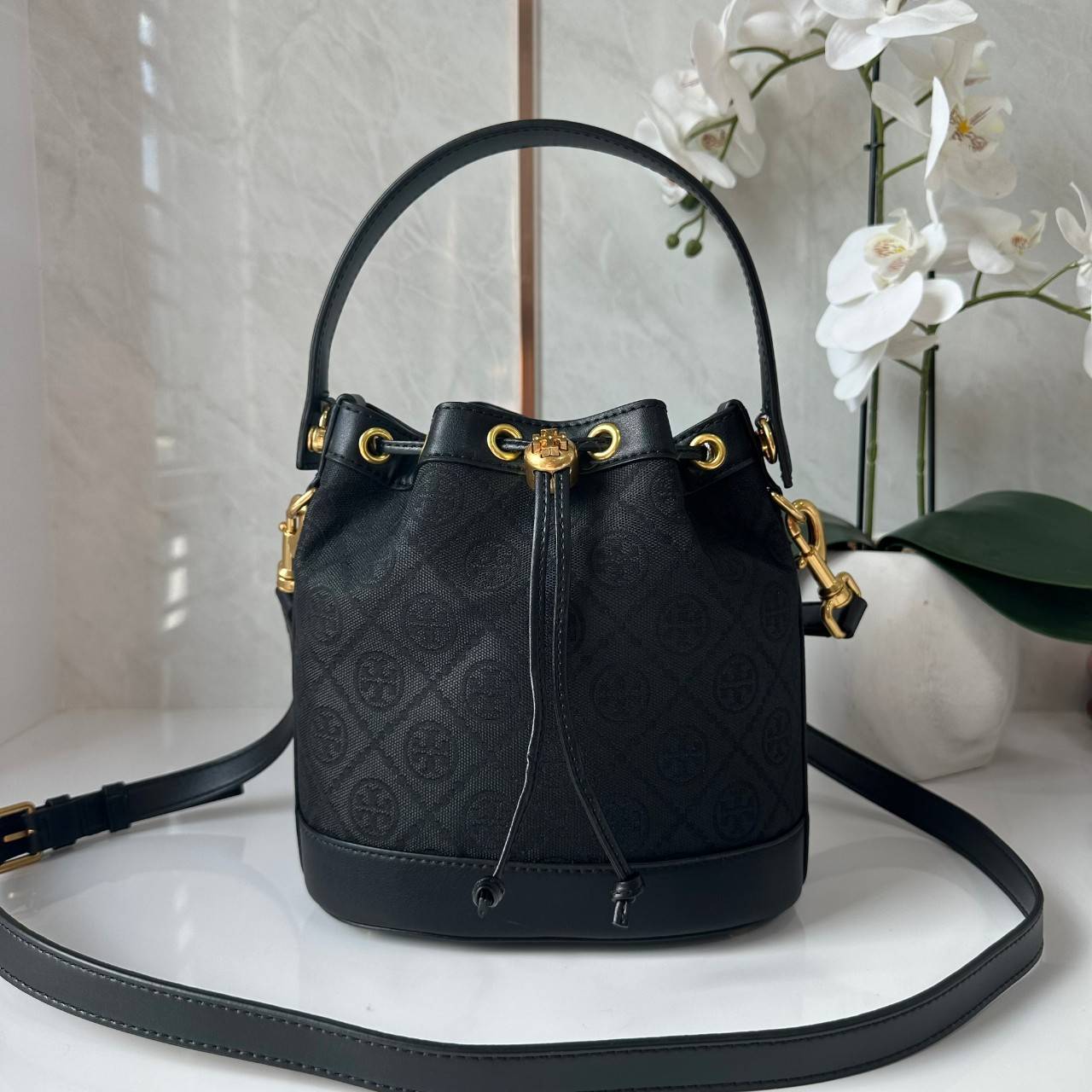 TORY BURCH T MONOGRAM BUCKET BAG jacquard black / Tory Bucket Bag สีดำคลาสสิก กระเป๋าทรงขนมจีบ รุ่นใหม่ล่าสุด วัสดุผ้าแจคการ์ด ตัดขอบหนังสวย