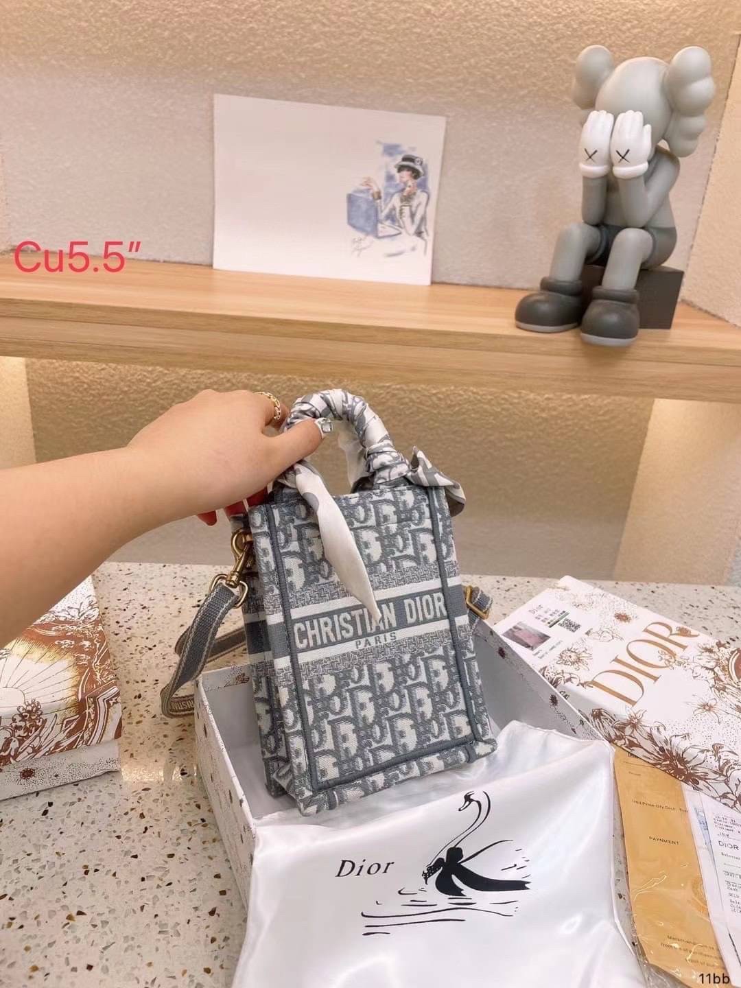 DIOR Mini Book Tote Phone Bag กระเป๋าสะพายทรงมินิโท้ท Shopping พร้อมสายสะพายสวยคลาสสิคถอดได้ ถือหรือสะพายได้ พกพาสะดวก ใช้งานง่ายสุดๆ วัสดุงานทอละเอียดคุณภาพดี ภายในเป็นช่องโล่ง ใบจริงงานสวยเกินเบอร์!! สวยงามเกินราคา ไม่ผิดหวังจ้า