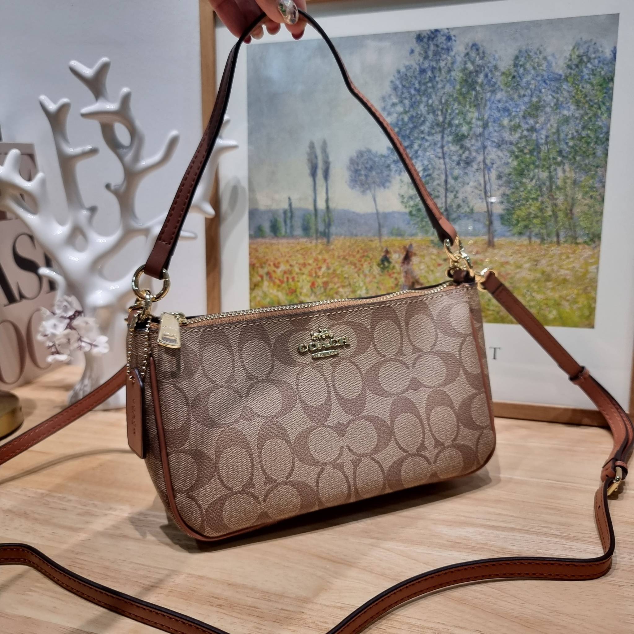 COACH TOP HANDLE POUCH F58321 พร้อมส่ง 9 สี กระเป๋าทรงพอช ยอดฮิต ยกขึ้นแท่น ด้วยดีไซน์ที่ออกมาให้ใช้งานได้ง่าย ขนาดกำลังเหมาะ