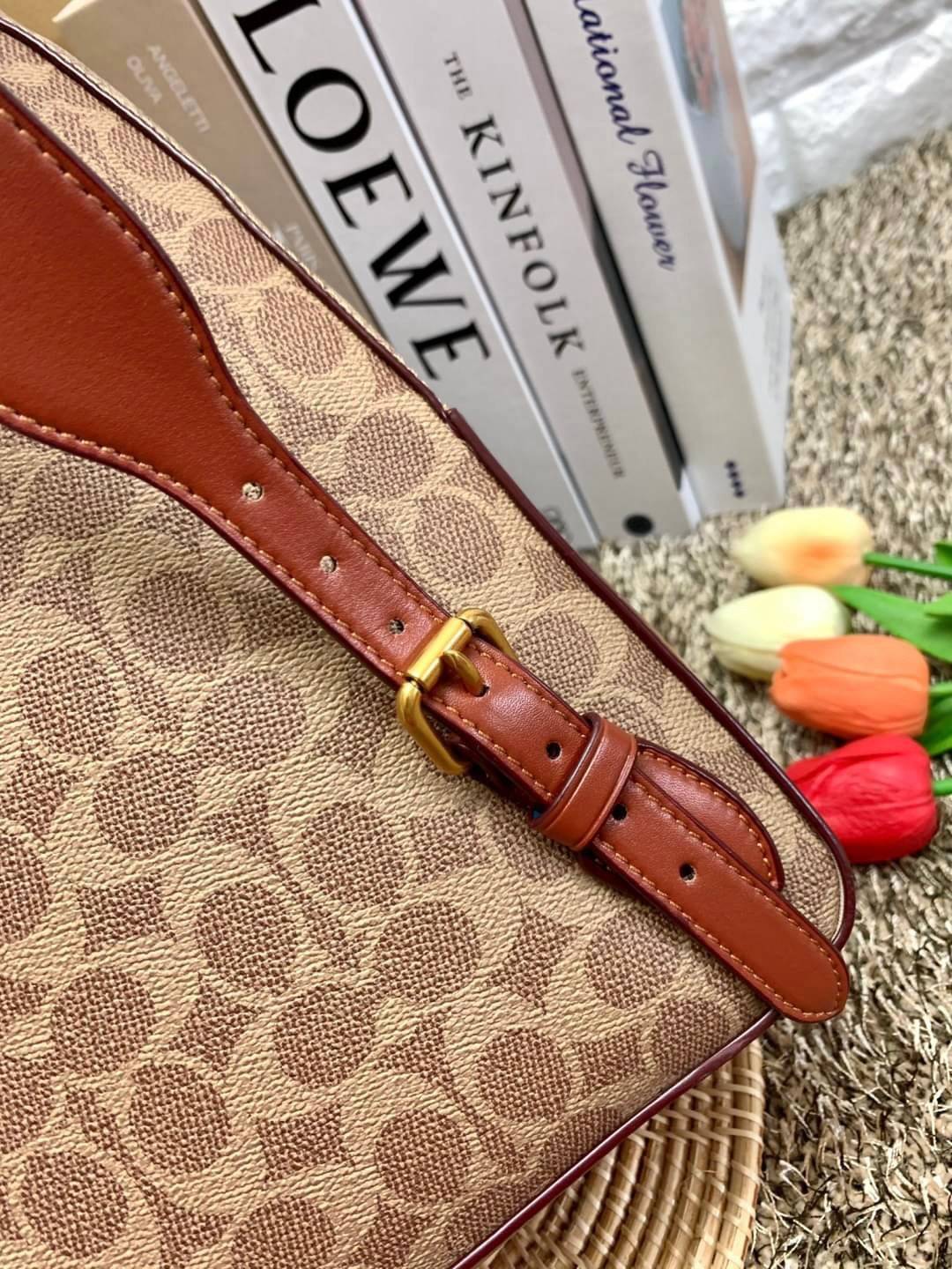 COACH CAMPUS BACKPACK IN SIGNATURE BAG ((32715)) LARGE พร้อมส่งอีกครั้ง ((ใบใหญ่)) ห้ามพลาด! กระเป๋าสะพายหลังแบบมีหูหิ้วได้ หนังแท้อย่างดี ลายหนังสวย สีหนังคลาสสิค ดูดีมากๆค่ะ ด้านหน้ามีช่องซิปขนาดกลางใส่มือถือหรือของจุกจิกได้ เปิดปิดกระเป๋าแบบซิปคู่ ภายใ