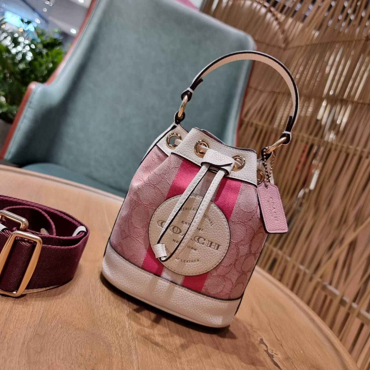 COACH C5121 DEMPSEY 15 DRAWSTRING MINI BUCKET BAG น้องคนสวยมาใหม่จ้า รุ่นใหม่กริ๊บ!! ยังไม่เข้าช็อปไทย ละมุนคุณหนูต้องมาแล้วแหละ กระเป๋าทรงถังไซส์มินิ ใช้งานง่ายด้วยการรูดหนังปิดรอบปากกระเป๋า ทุกอย่างลงตัวที่สุด!! มาพร้อมตัวห้อยรูปหัวใจสีทองกุ๊กกิ๊ก น่ารั