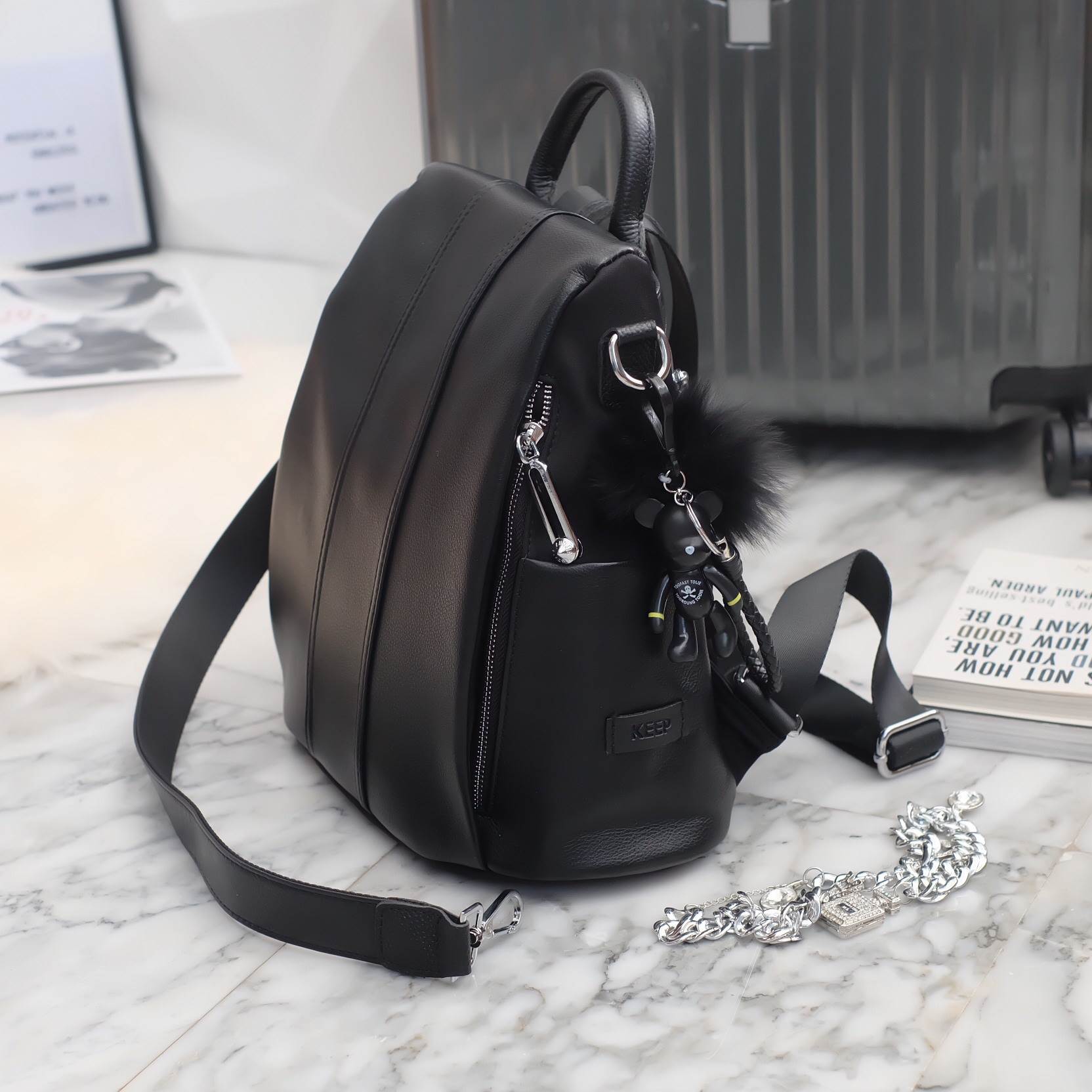 กระเป๋าเป้หนัง!!! ทรงน่ารักมากๆๆๆ จากแบรนด์ KEEP รุ่น Kyla backpack ใบนี้ มีสายสั้นหนังสำหรับสะพายไหล่ให้ด้วยคะ **จุดเด่นที่ >ตัวกระเป๋าทำจากหนังวัวสังเคราะห์ นิ่มมากลายหนังสวย >ตัวกระเป๋ามีสายสั้น ให้เพิ่มอีก 1 สายสำหรับสะพายไหล่คะ >ขนาดกระเป๋าก