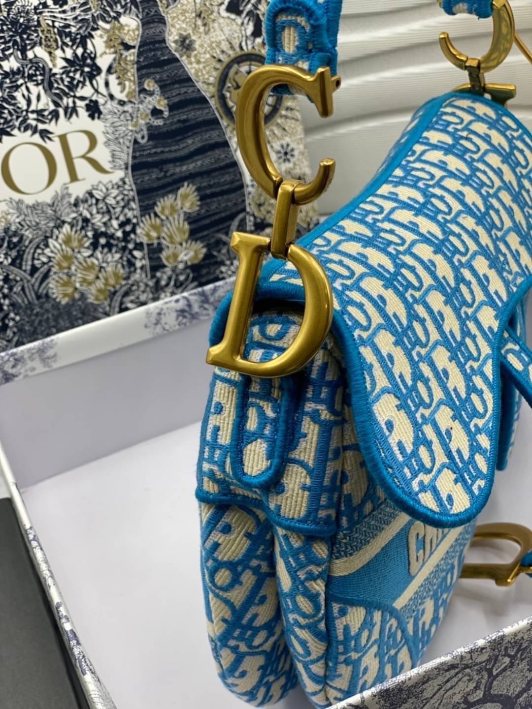 หนังแท้ DIOR SADDLE BAG Toile de Jouy Embroidery กระเป๋ารุ่นยอดนิยมตามแบบฉบับแบรนด์ พร้อมส่งที่ไทย เกรดออริจินอลหนังแท้ ภาพสินค้าถ่ายจากงานขายจริง ใช้งานต่างประเทศได้ค่ะ
