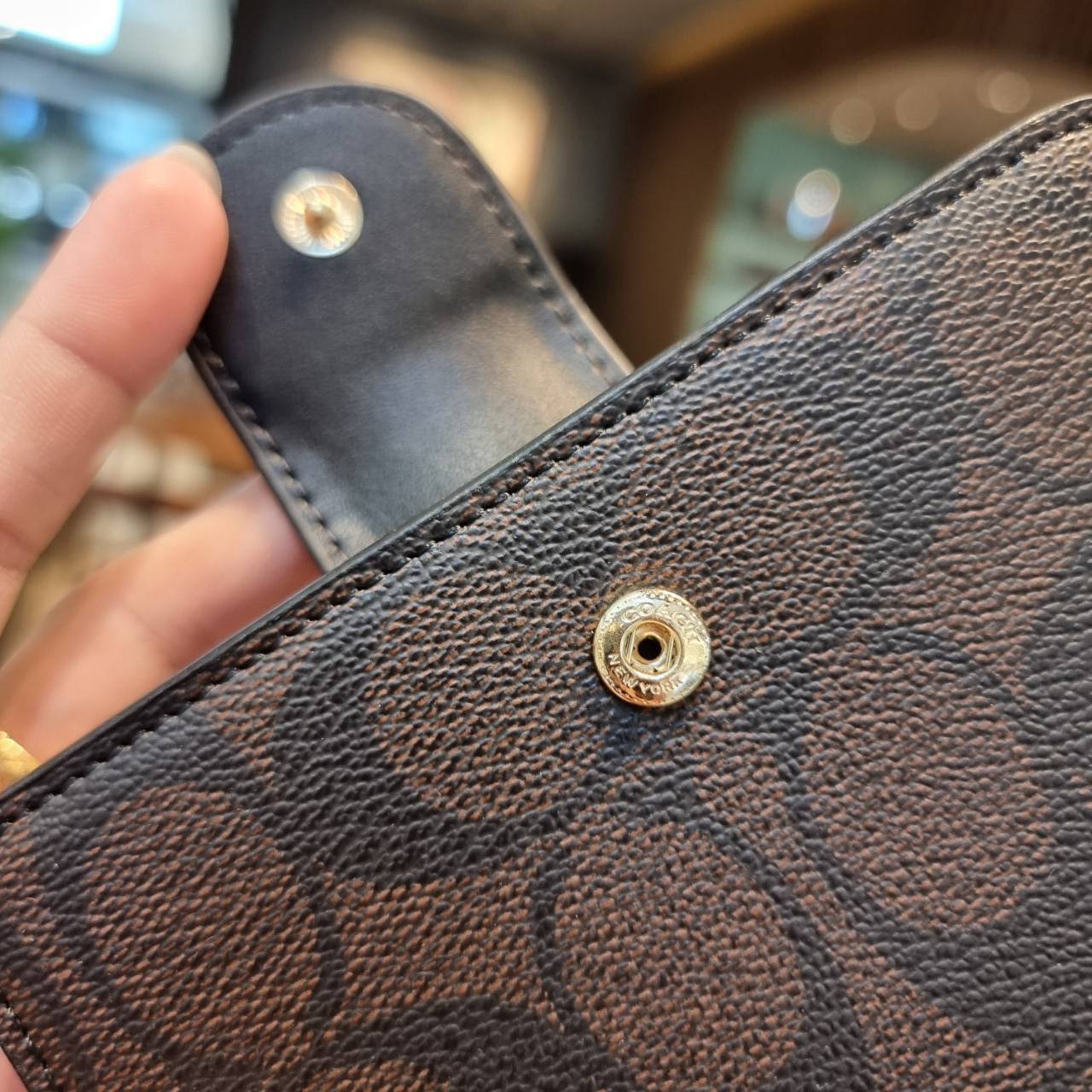 COACH C0082 MEDIUM CORNER ZIP WALLET IN SIGNATURE CANVAS ดีไซน์ใหม่ล่าสุด!! กระเป๋าสตางค์ใบกลาง 👛 ขนาดกำลังเหมาะมือ วัสดุหนังแคนวาสเคลือบลาย ดูแลรักษาง่าย มีช่องใส่บัตรและธนบัตรครบ และช่องซิปแยกไว้ใส่เหรียญ ครบเซ็ทแบบนี้เหมาะส่งต่อเป็นของขวัญที่สุ