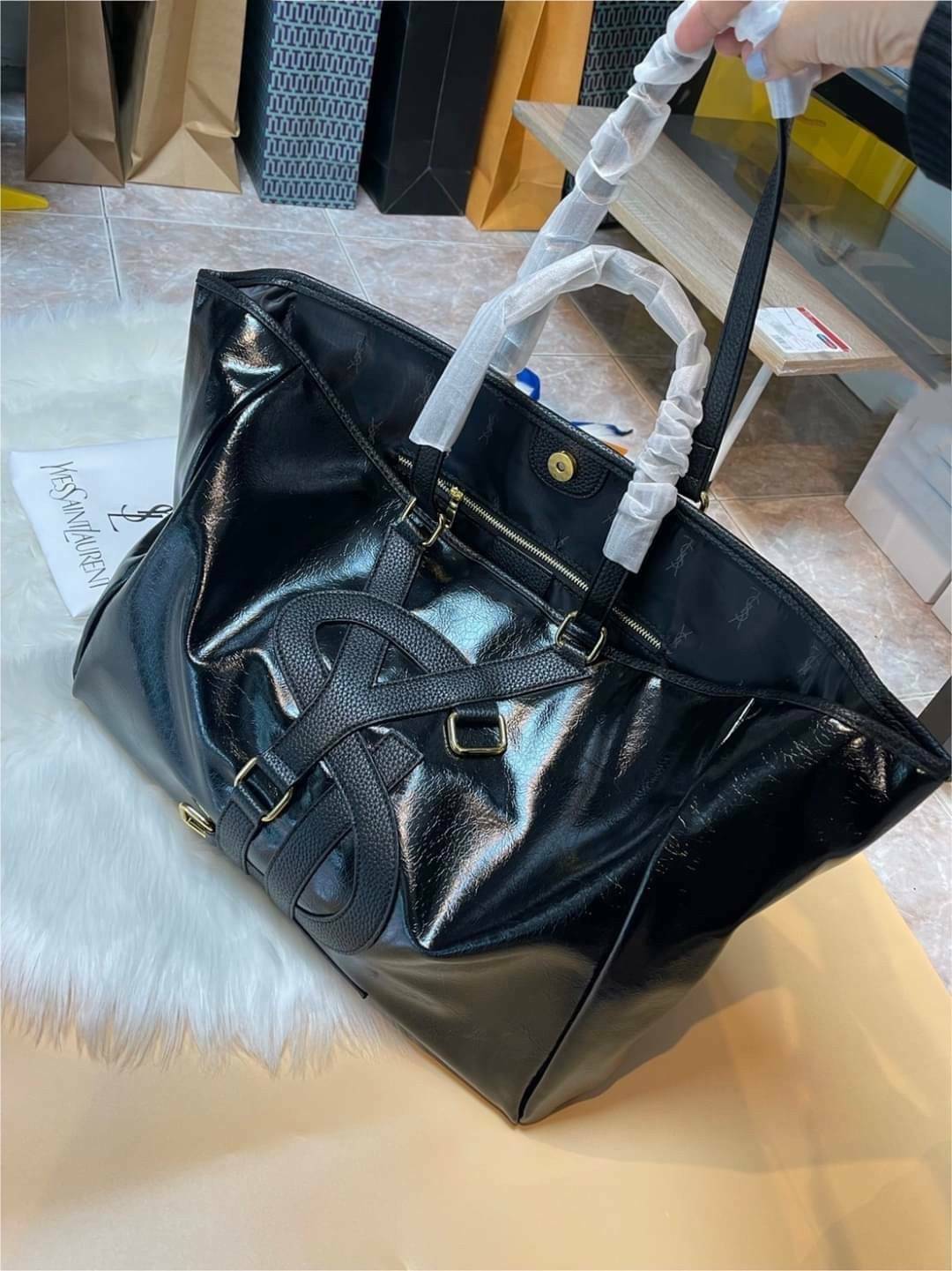 YSL Vavin Tote in Black Classic Leather / YSL SHOPPING E/W IN SUPPLE LEATHER รุ่นหนังเงา กระเป๋าทรงโท้ทใบใหญ่ หน้าโลโก้ใหญ่โดดเด่น ช่องกว้างใช้งานง่าย ภายในโล่งกว้างมาก ใส่ของได้สบาย หิ้วไปเที่ยวต่างจังหวัด สะพายไปต่างประเทศตามใจ!! เลิศตรงที่ดีไซน์ใบนี้เป